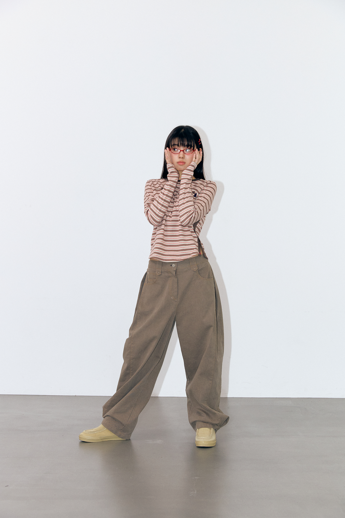 플러티(FLIRTY) 스웨이드 포켓 캡션 와이드 스냅 팬츠 (Brown)