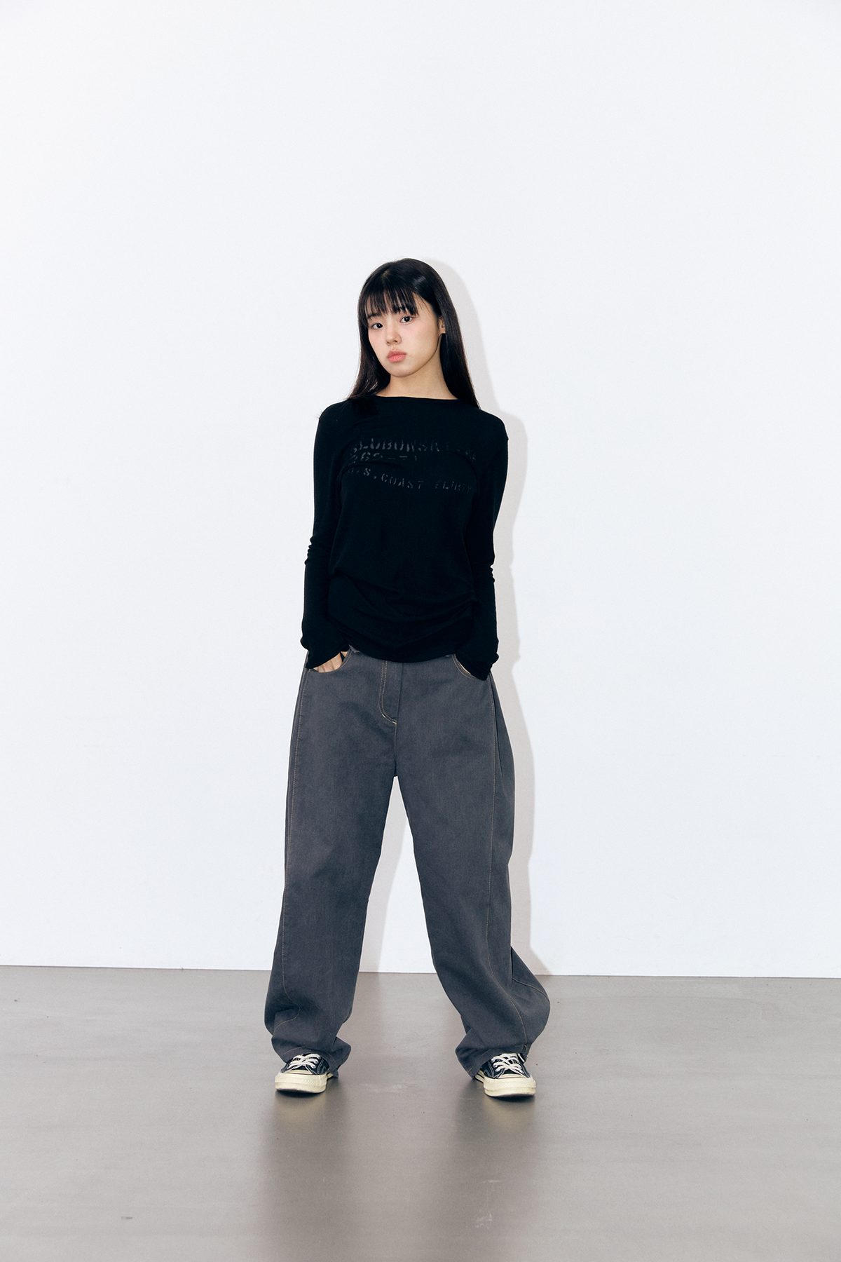 플러티(FLIRTY) 스웨이드 포켓 캡션 와이드 스냅 팬츠 (Charcoal)