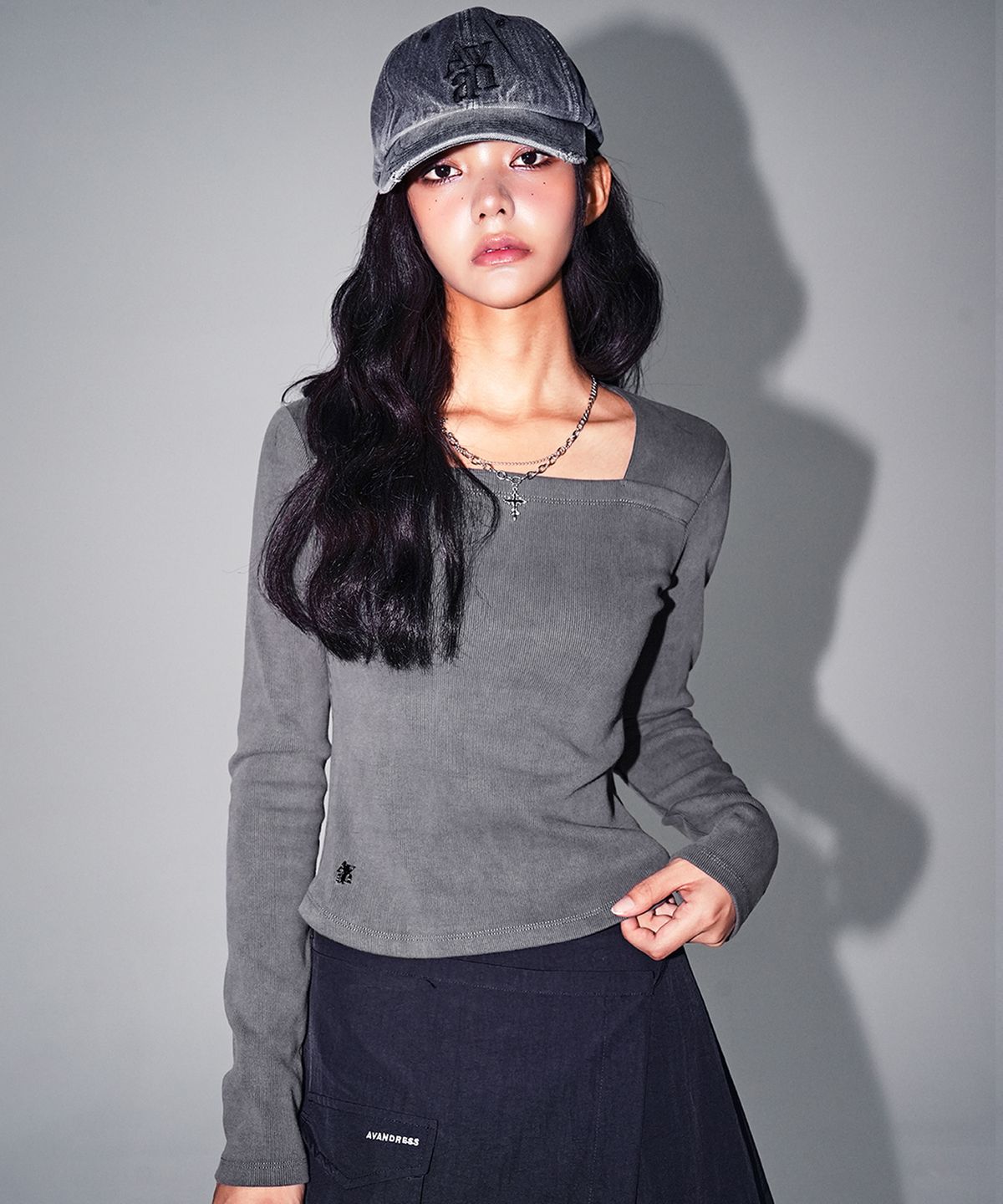 어반드레스(AVANDRESS) Pigment Back Hole Long Sleeve_4Colors