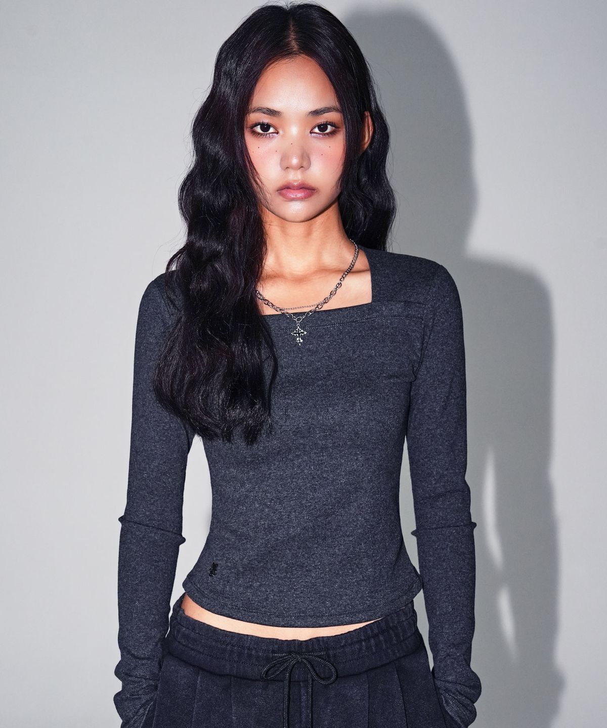 어반드레스(AVANDRESS) Pigment Back Hole Long Sleeve_4Colors