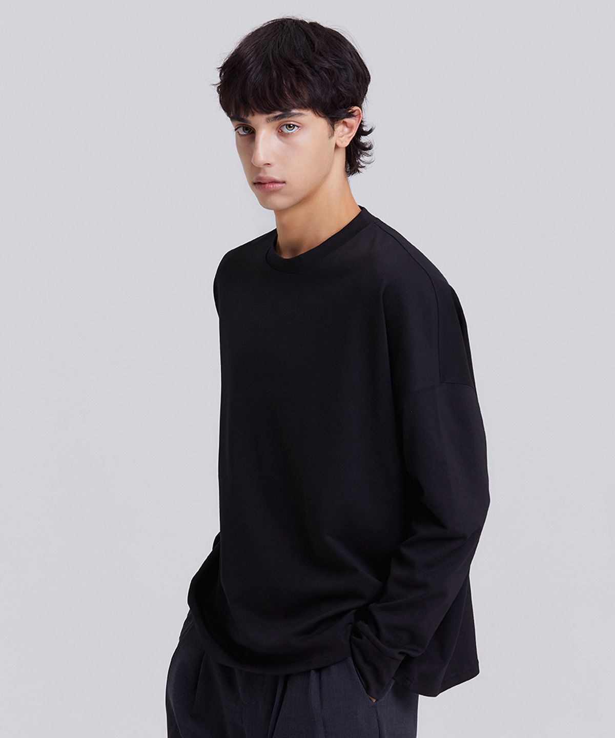 디블루(DBLUE) 릴렉스드 커프스 크루넥 롱슬리브 블랙