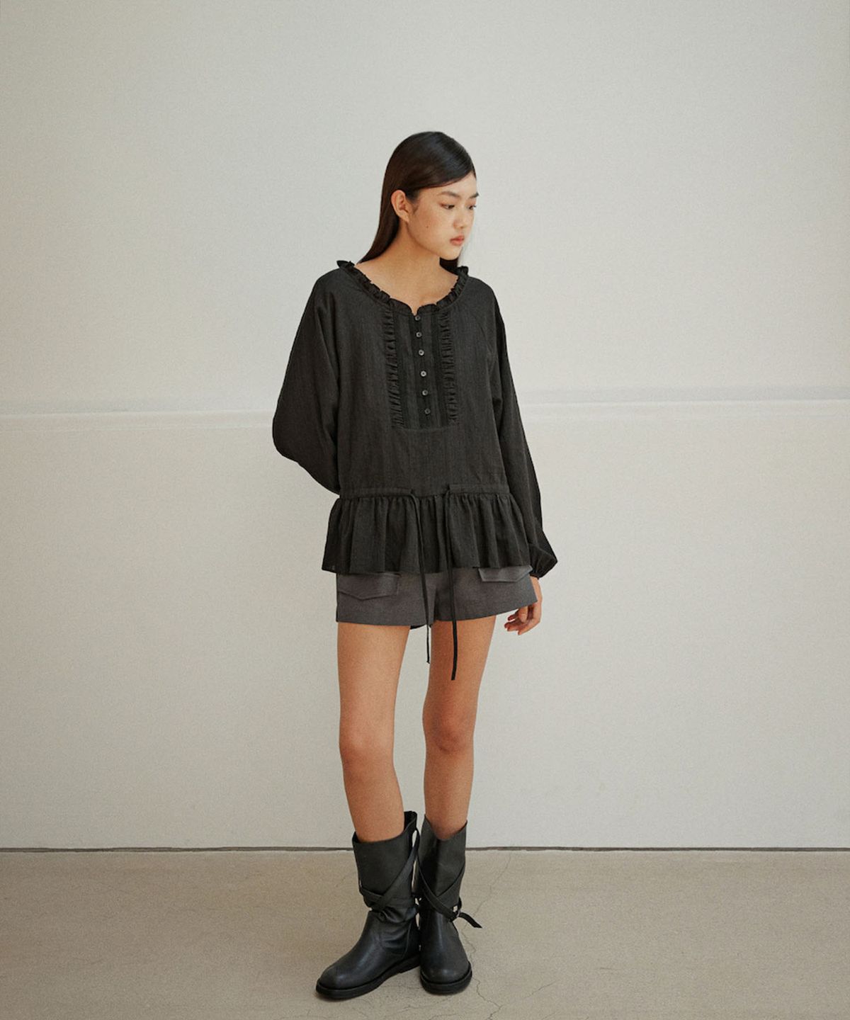 아우로(OURO) BUTTON POCKET SHORTS [ CHARCOAL ]
