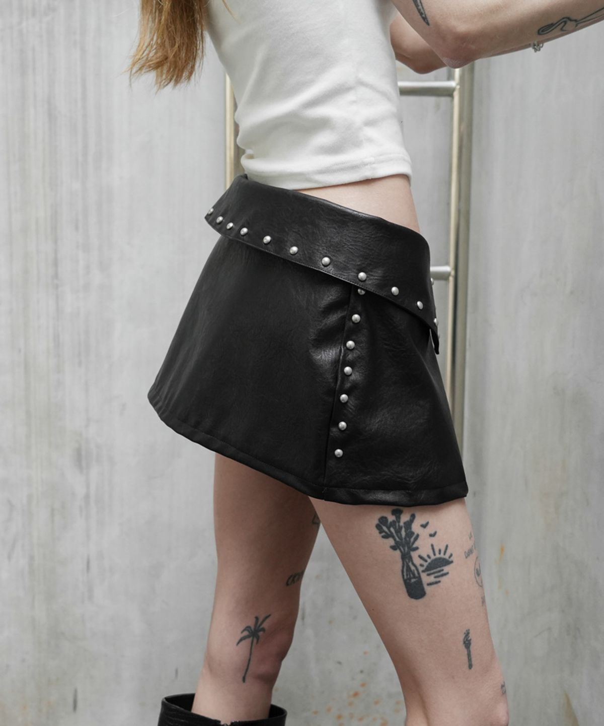 분트(VOONT) Bolt Stud Leather Skirt (BLACK)