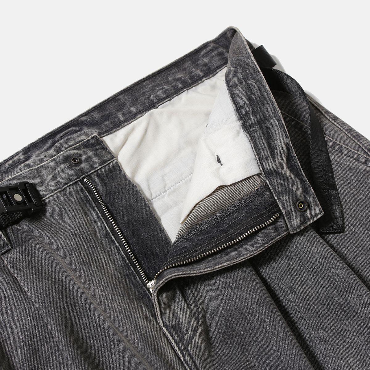 모이프(MOIF) [AW25] WIDE BELTED DENIM PANTS / BLEACHED BLACK