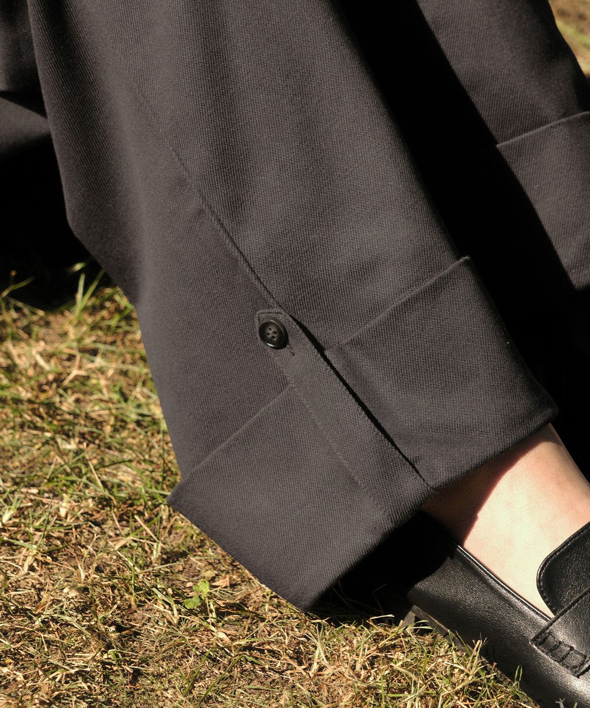 폴뉴아(FOLNUA) ROLL UP WIDE SLACKS (CHARCOAL)