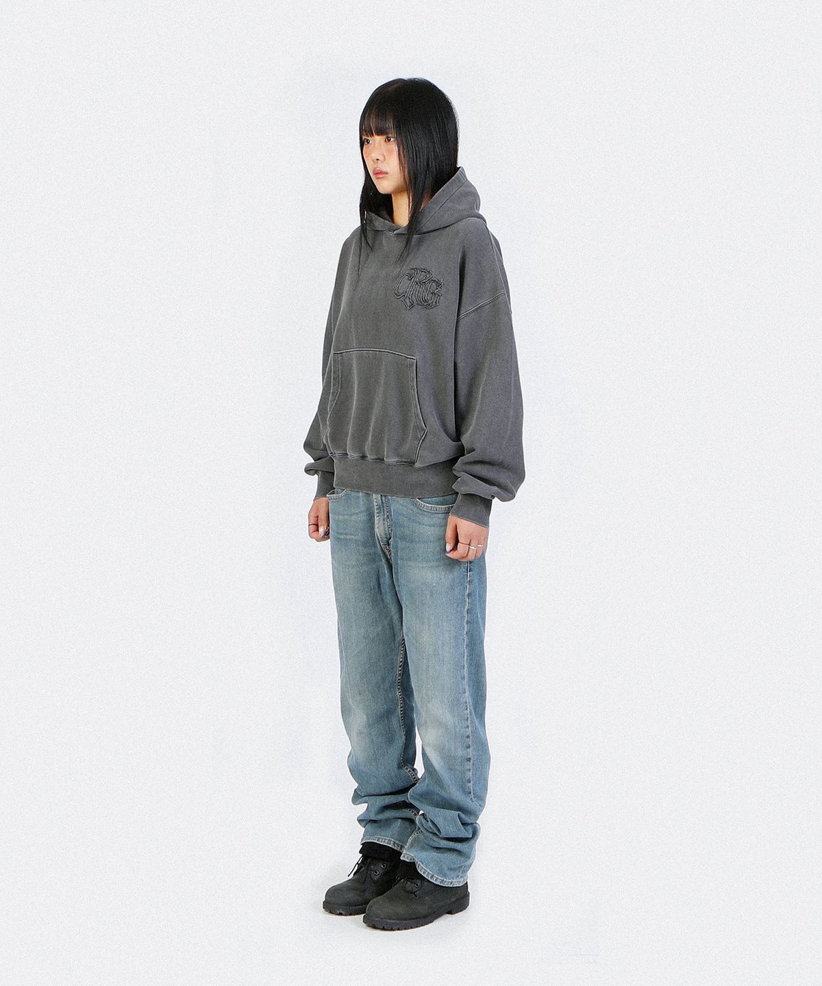 크리건(CRIGUN) LOGO APPLIQUE HOODIE PIGMENT CHARCOAL