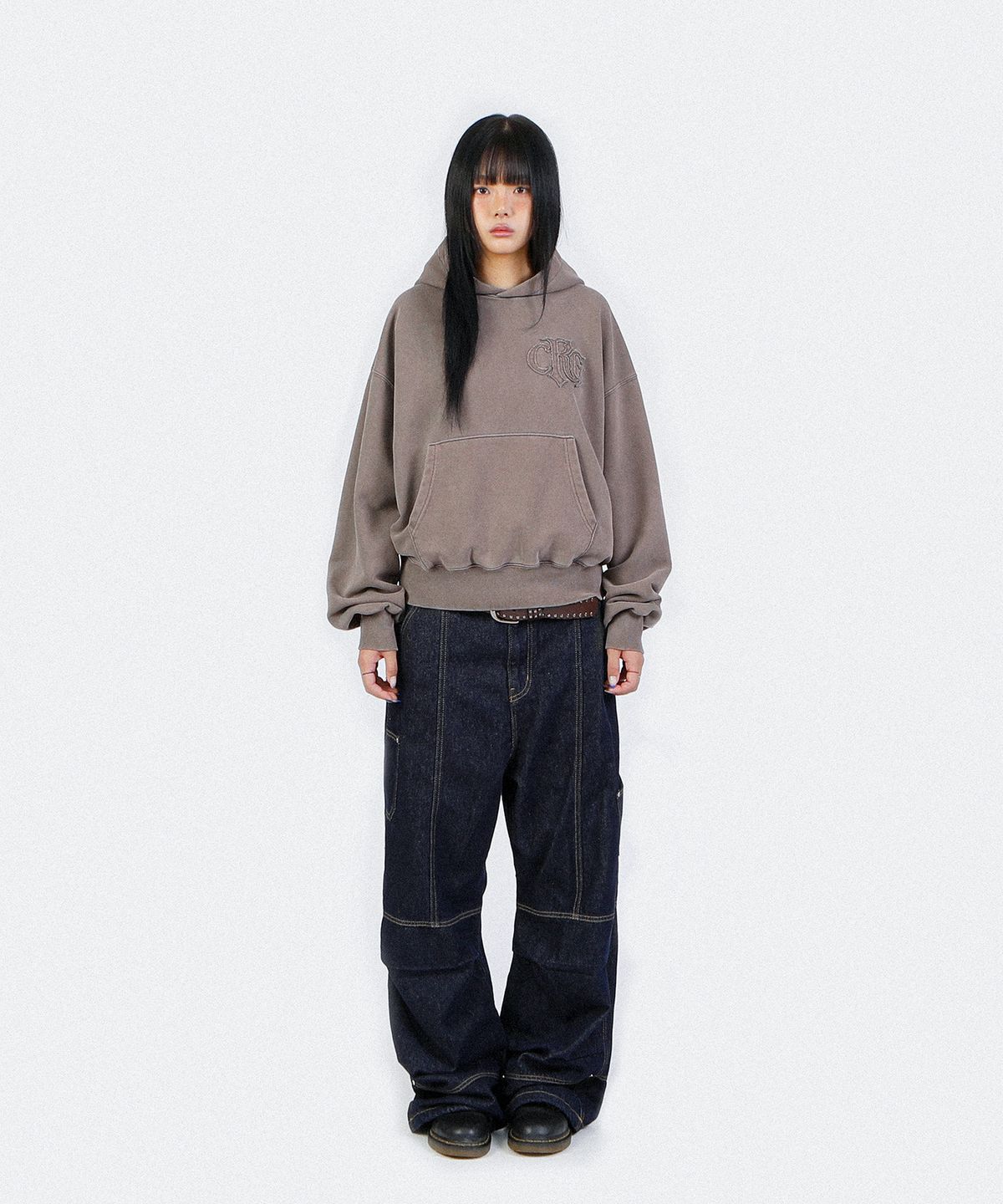 크리건(CRIGUN) LOGO APPLIQUE HOODIE PIGMENT BROWN