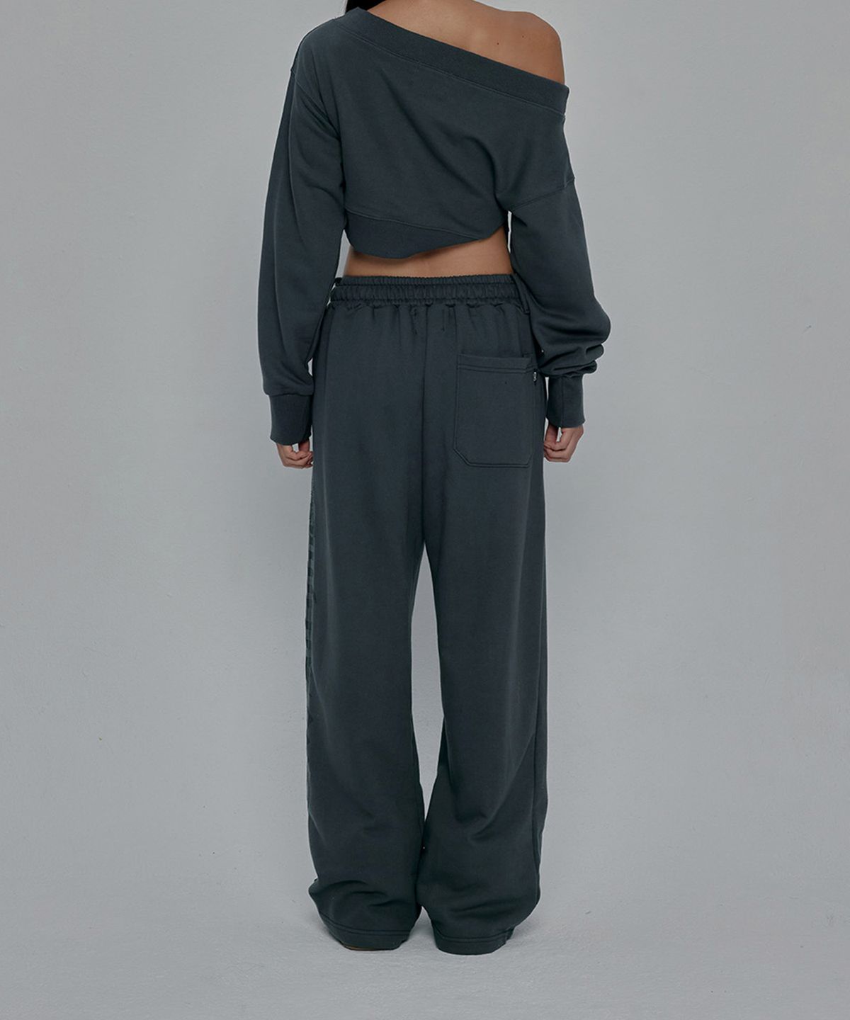 길라아카이브(GILAARCHIVE) SIDE CROSS LOGO SWEATPANTS_CHARCOAL