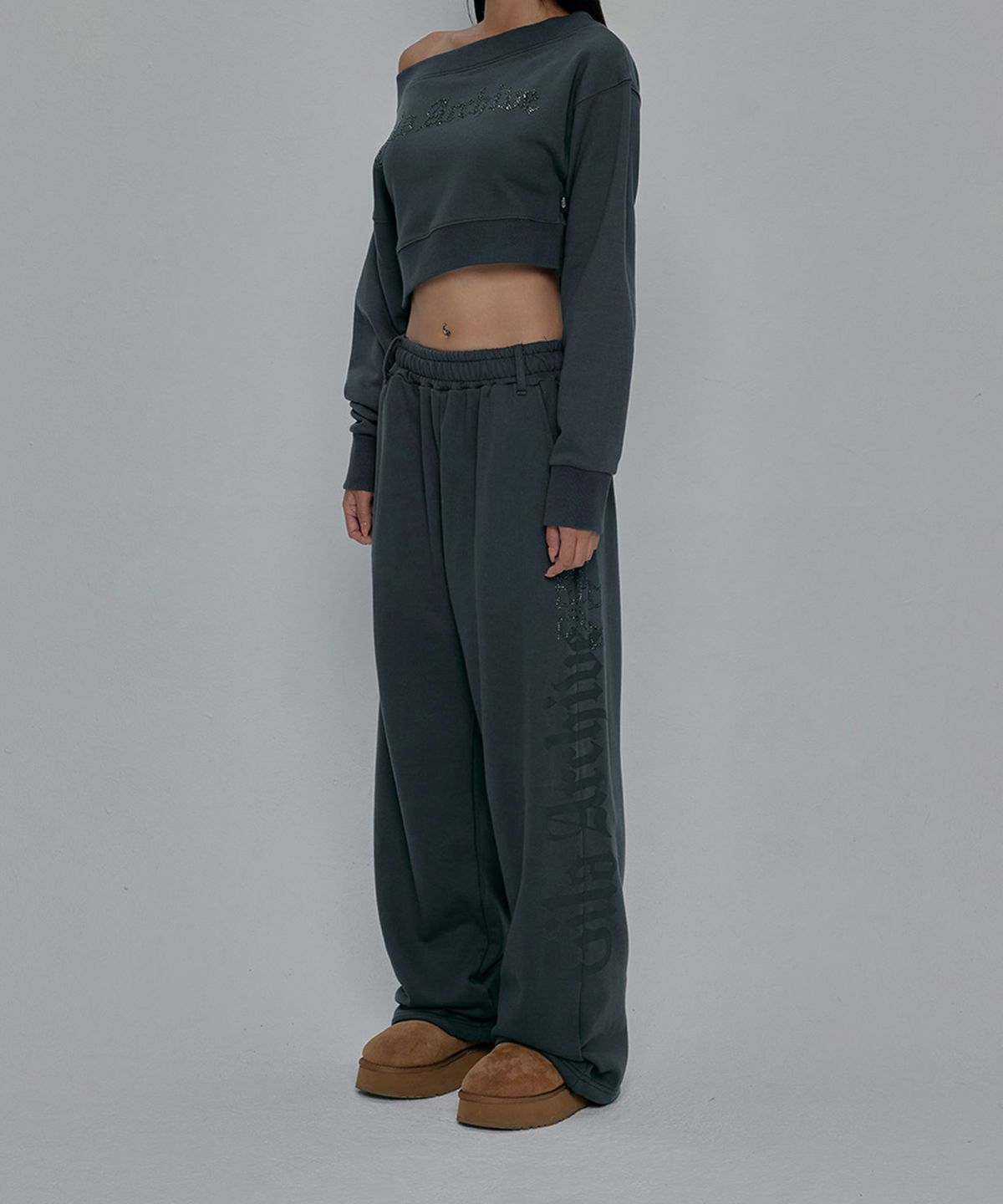 길라아카이브(GILAARCHIVE) SIDE CROSS LOGO SWEATPANTS_CHARCOAL