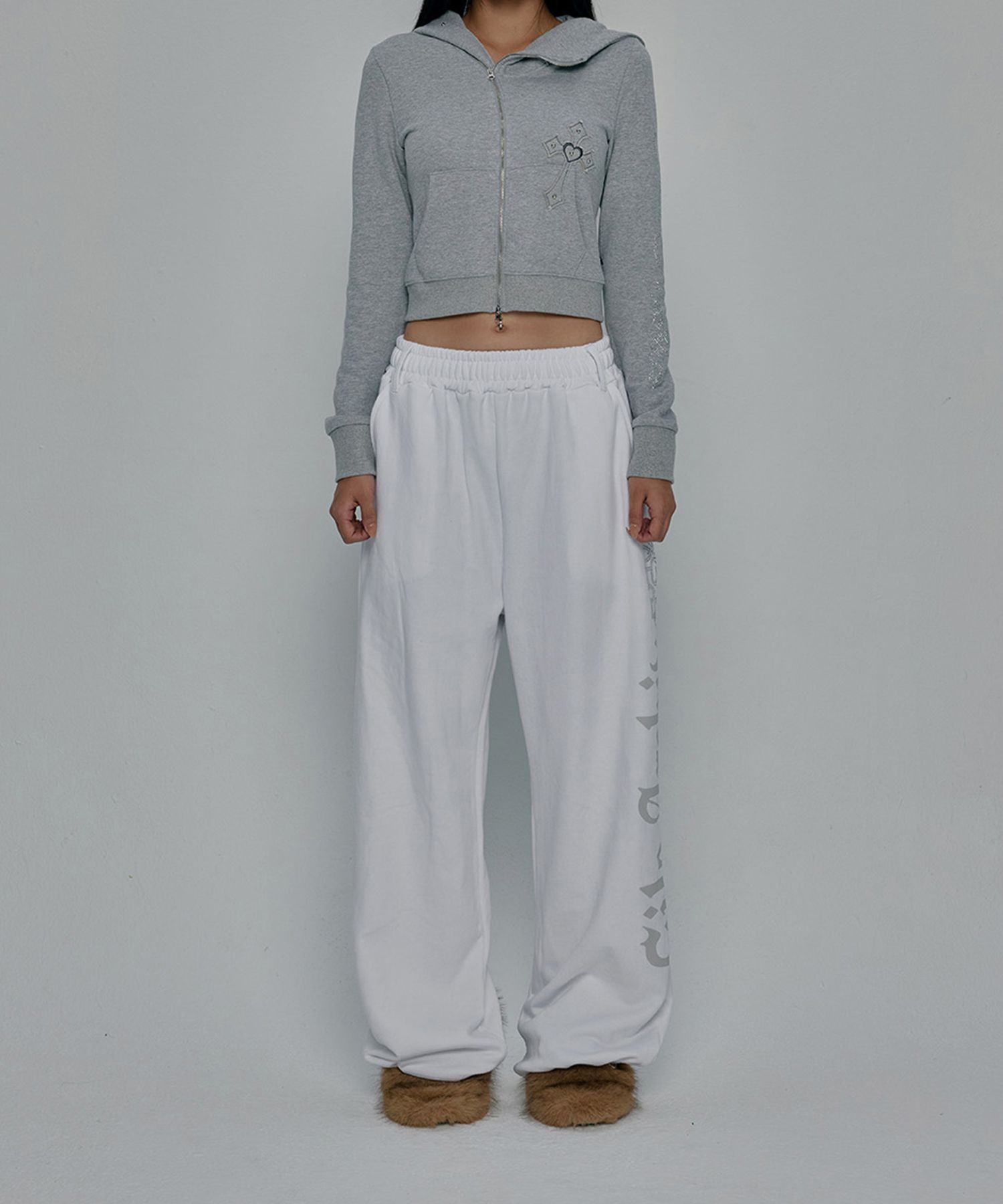 MUSINSA | GILAARCHIVE SIDE CROSS LOGO SWEATPANTS_WHITE