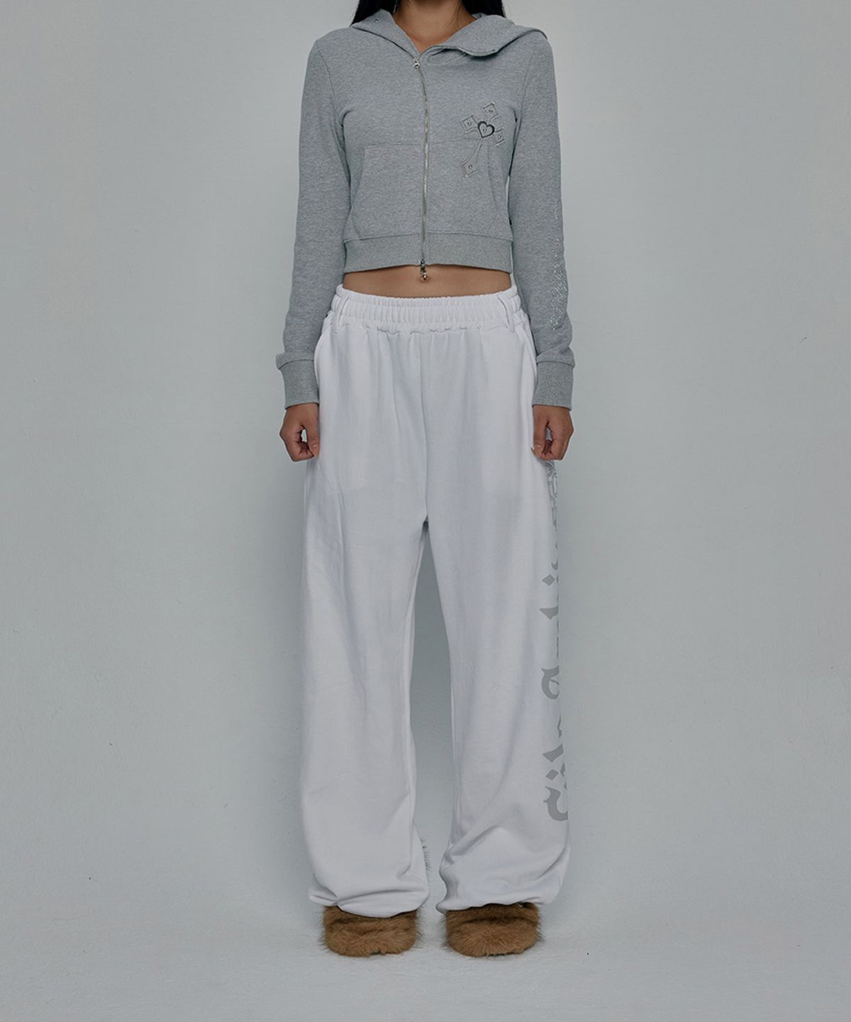 길라아카이브(GILAARCHIVE) SIDE CROSS LOGO SWEATPANTS_WHITE