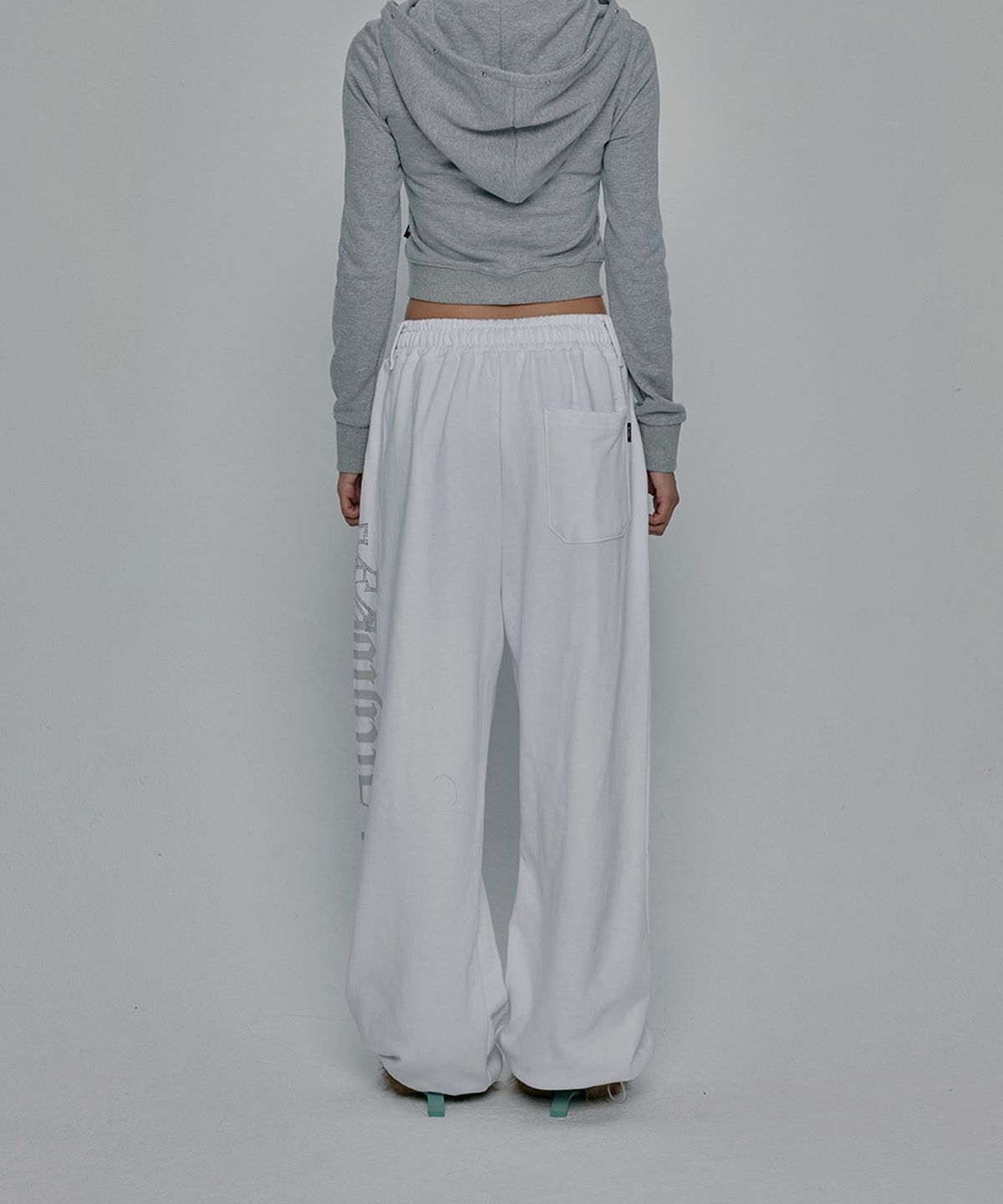 길라아카이브(GILAARCHIVE) SIDE CROSS LOGO SWEATPANTS_WHITE