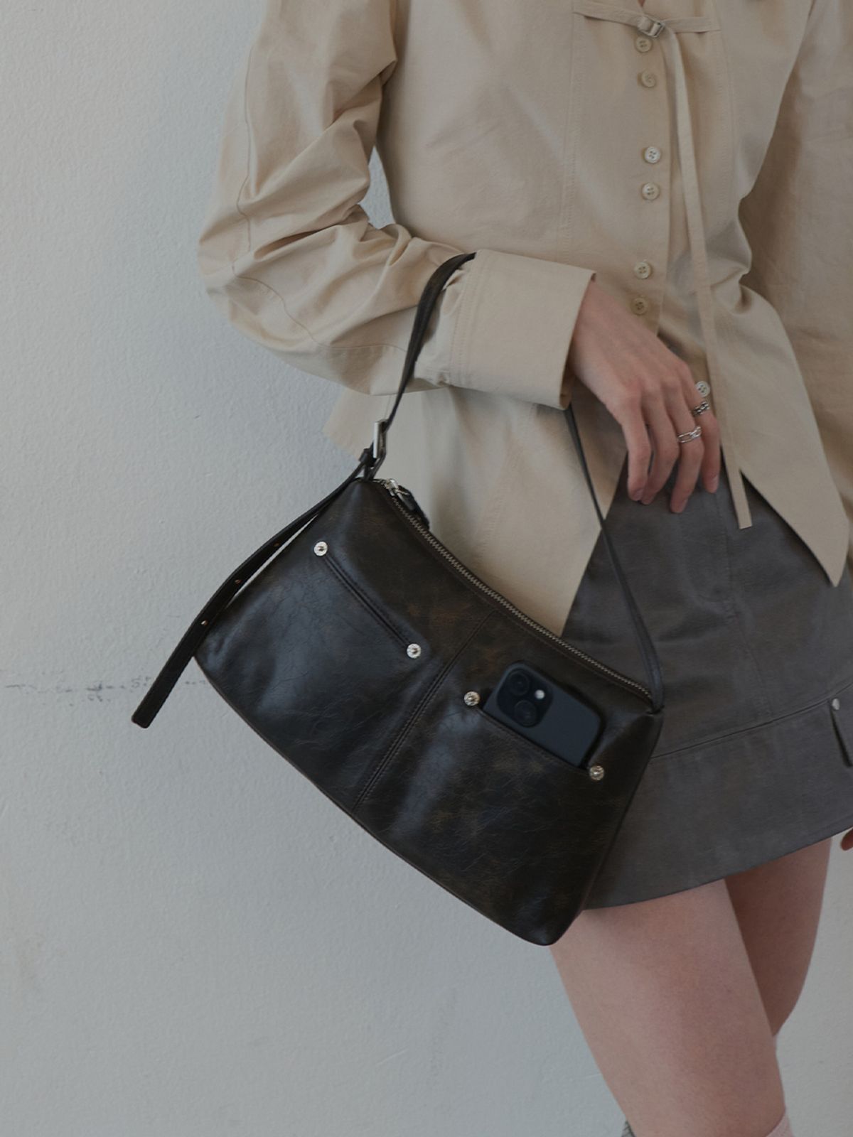 레이브(RAIVE) Kai Shoulder in Cigarette UB5AB090-M2