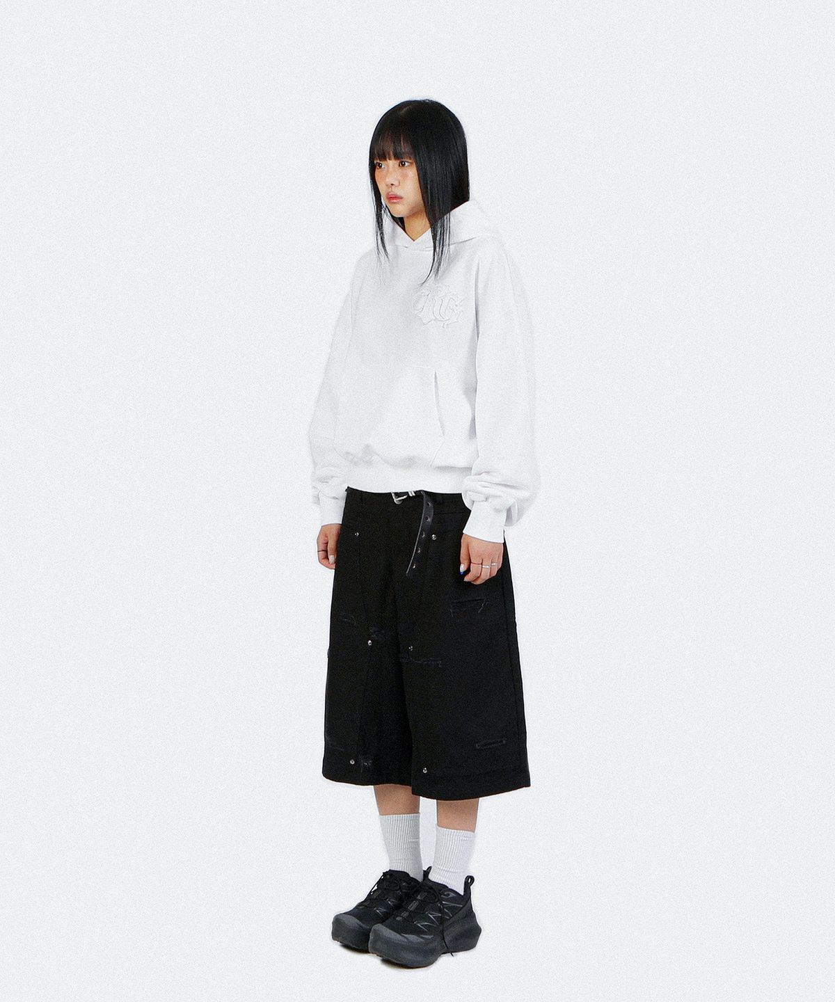 크리건(CRIGUN) LOGO APPLIQUE HOODIE PIGMENT WHITE