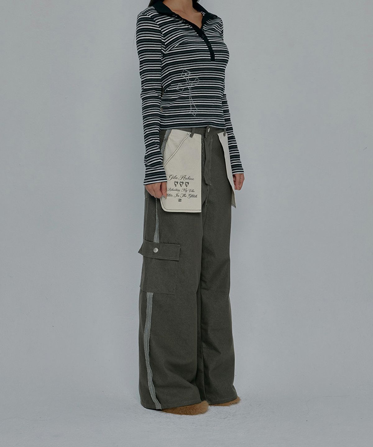 길라아카이브(GILAARCHIVE) REVERSE STITCHED CARGO PANTS_KHAKI