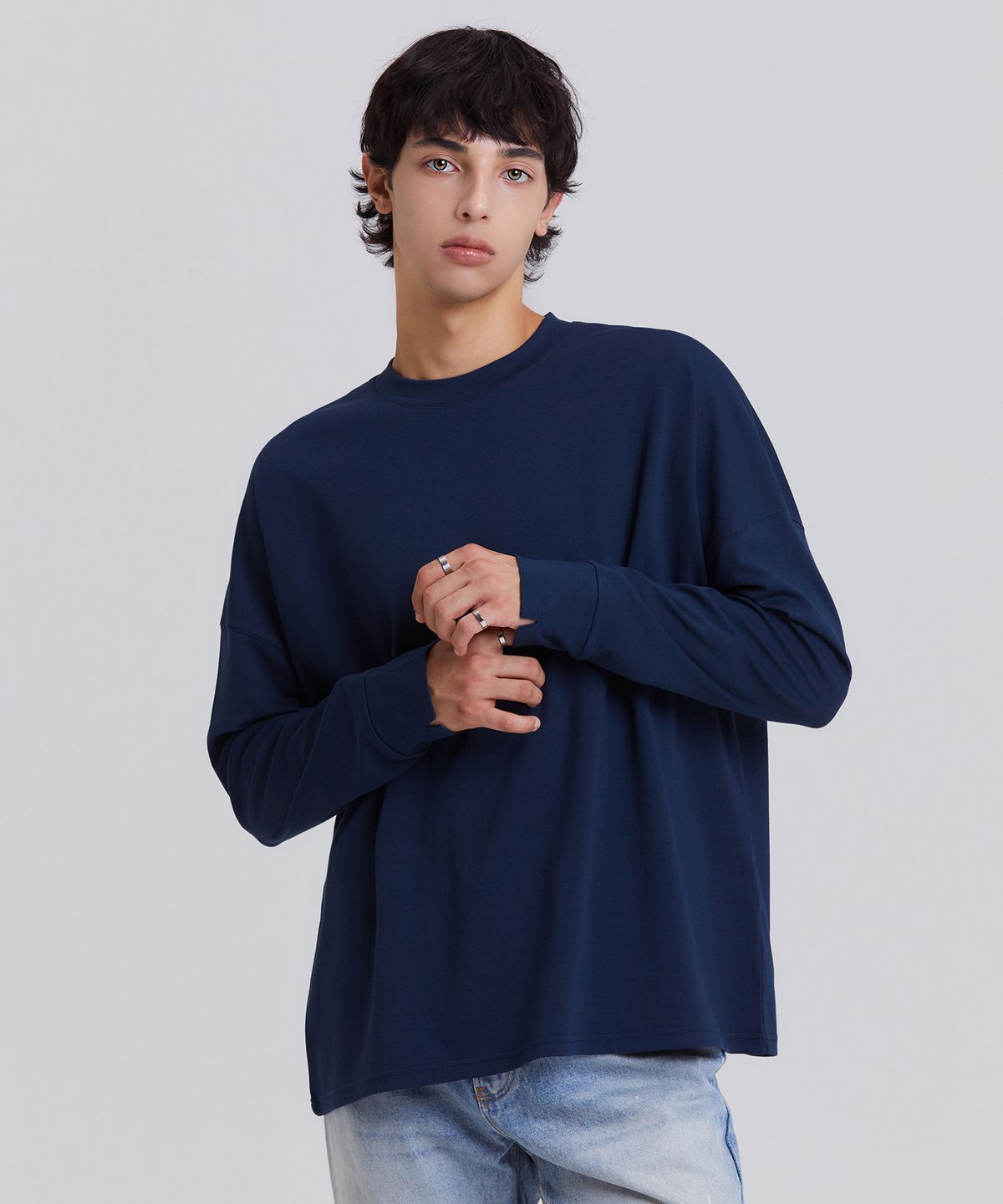 디블루(DBLUE) 릴렉스드 커프스 크루넥 롱슬리브 네이비