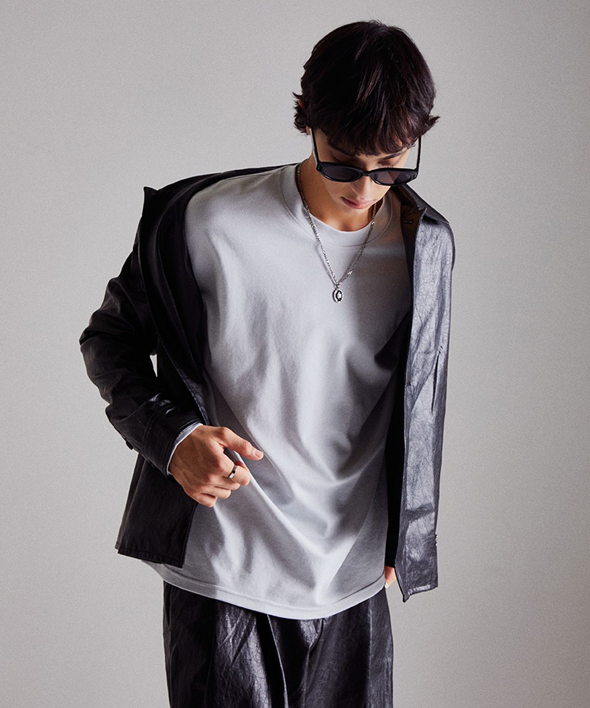디블루(DBLUE) 릴렉스드 커프스 크루넥 롱슬리브 라이트그레이