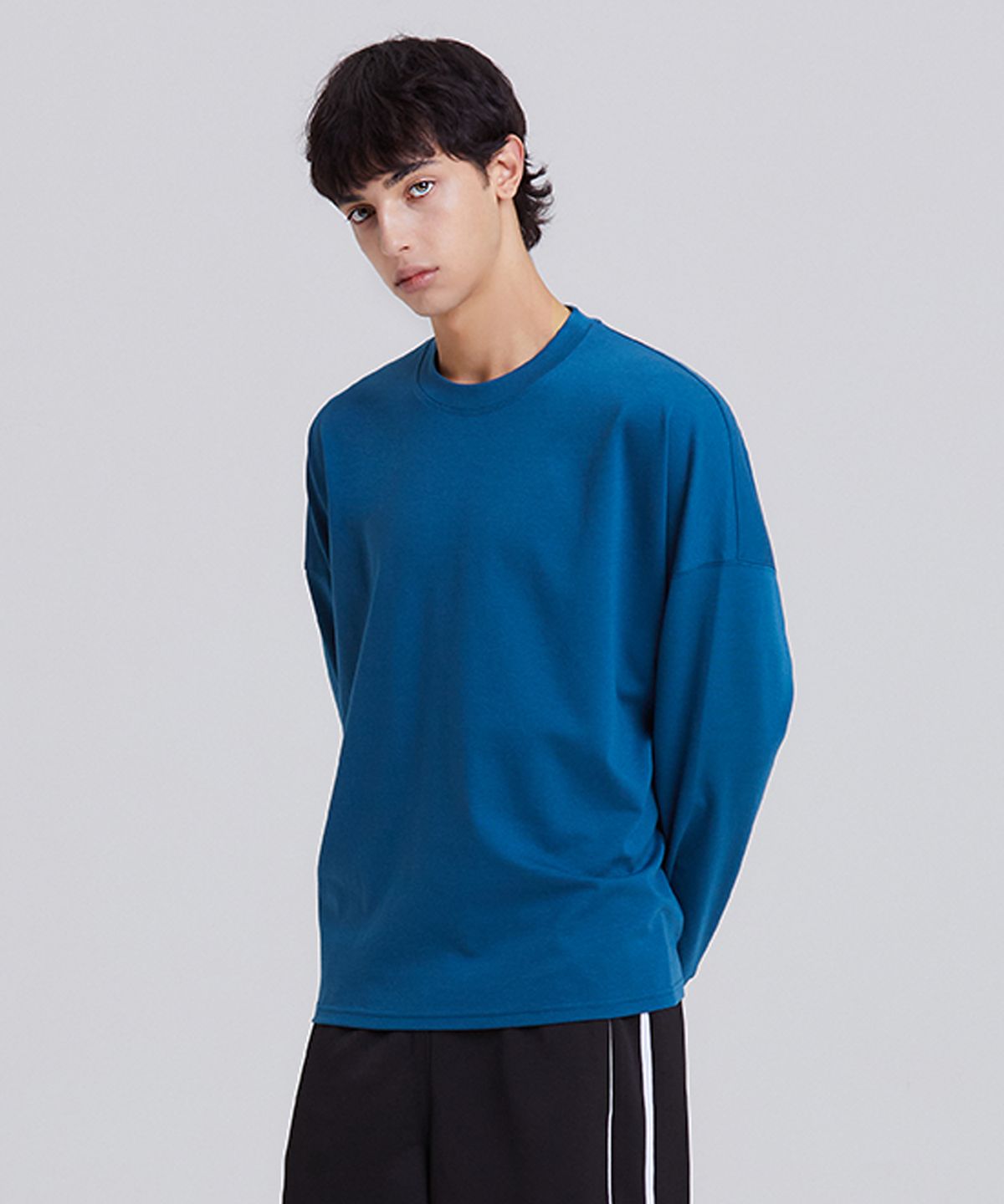 디블루(DBLUE) 릴렉스드 커프스 크루넥 롱슬리브 미드나잇블루