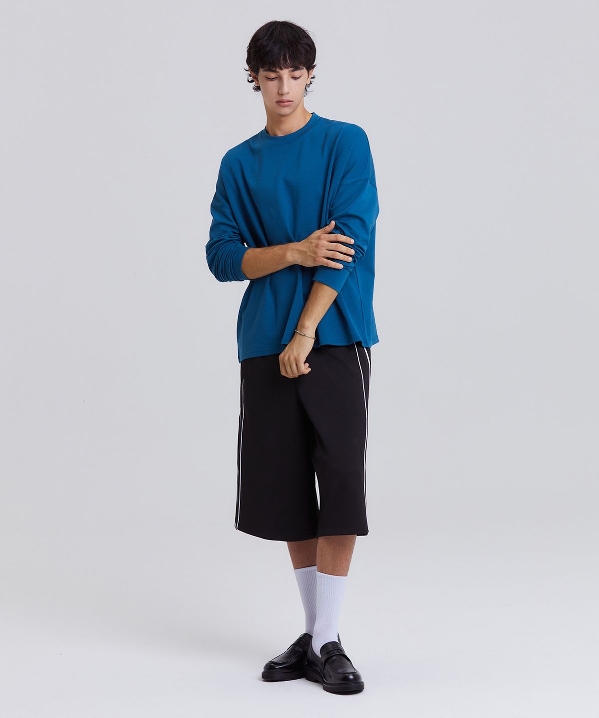 디블루(DBLUE) 릴렉스드 커프스 크루넥 롱슬리브 미드나잇블루