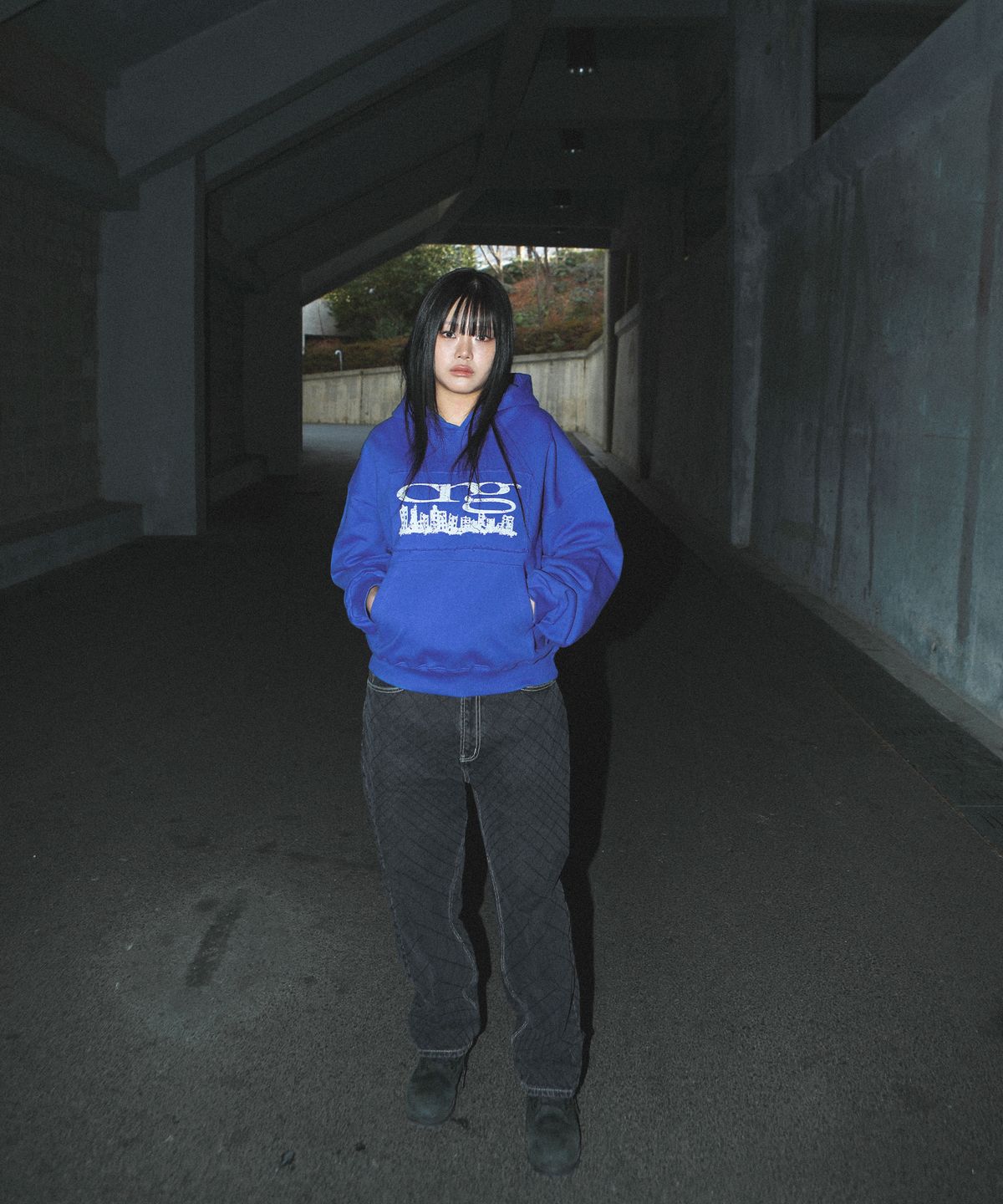 크리건(CRIGUN) CITY LOGO CUT OFF HOODIE BLUE