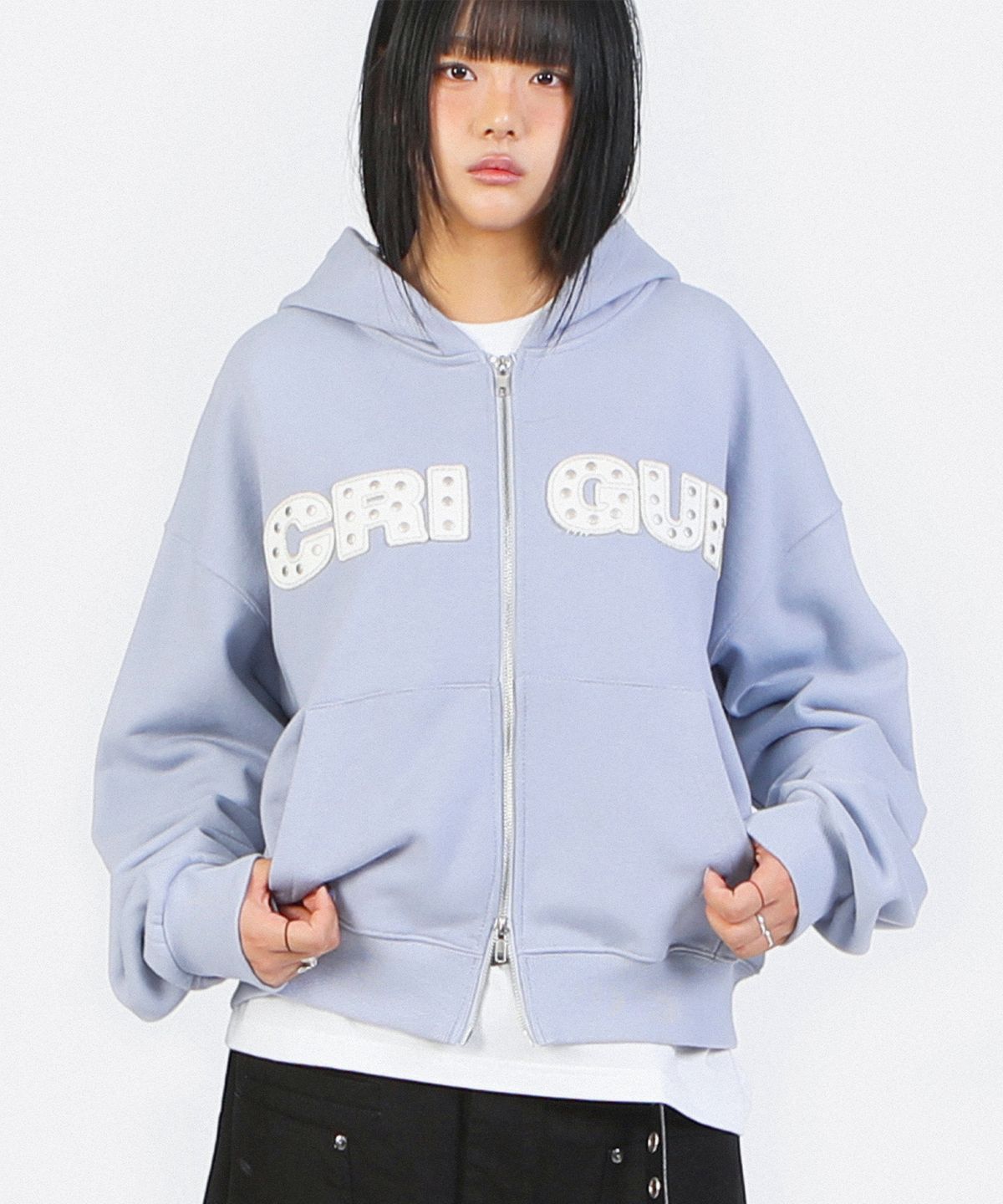 크리건(CRIGUN) APPLIQUE RIVET ZIP UP HOODIE SKY BLUE