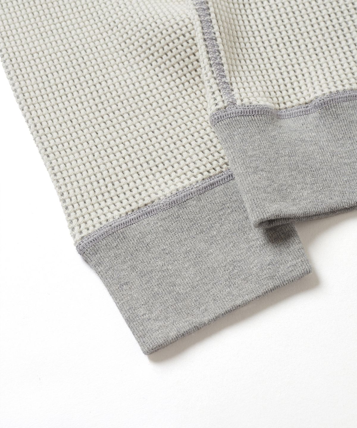 에스파이(ESFAI) TWO-TONE WAFFLE SWEAT SHIRT (OATMEAL)