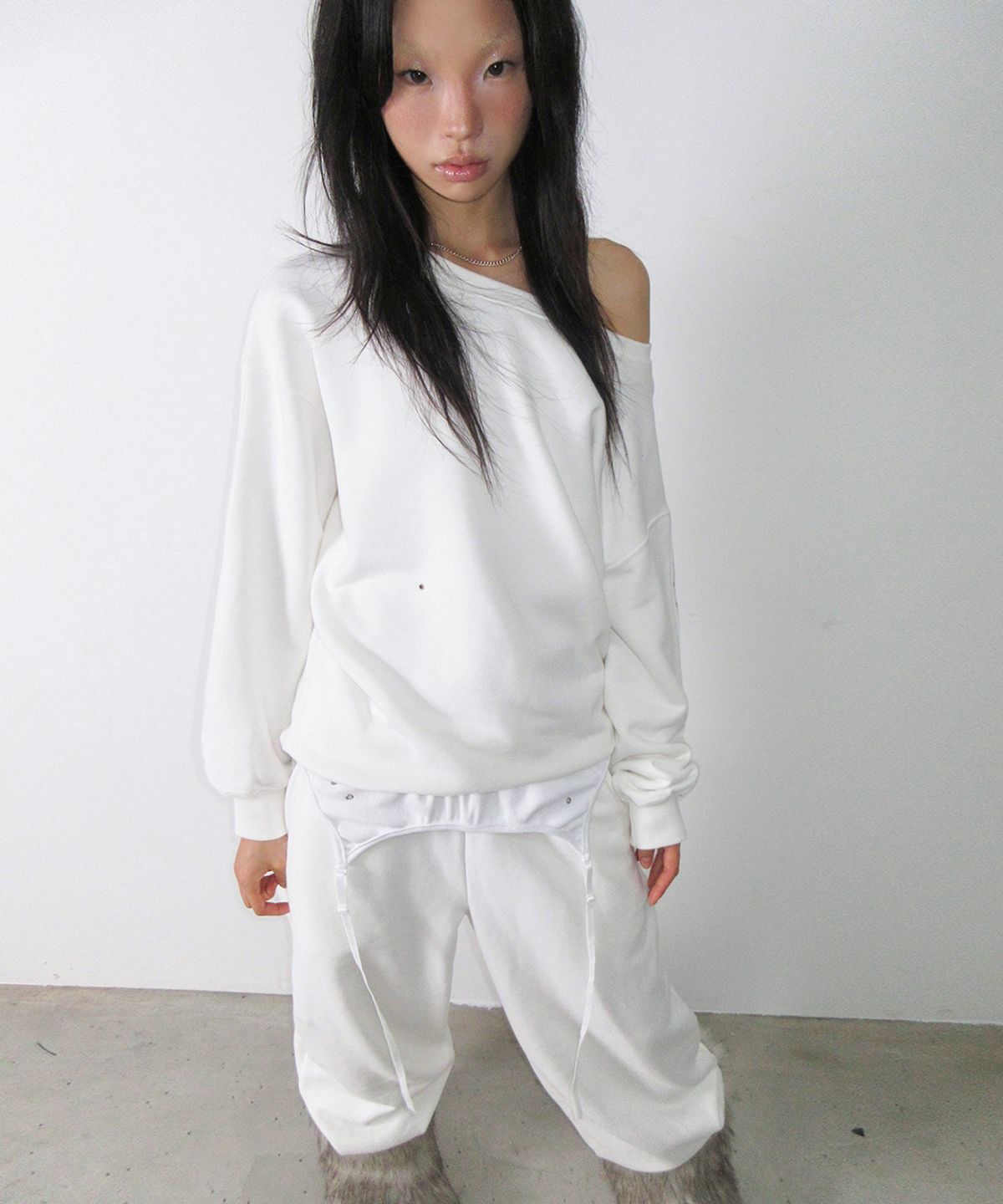 사일프레이(41PRAY) One Shoulder Eyelet Sweatshirts / Ivory