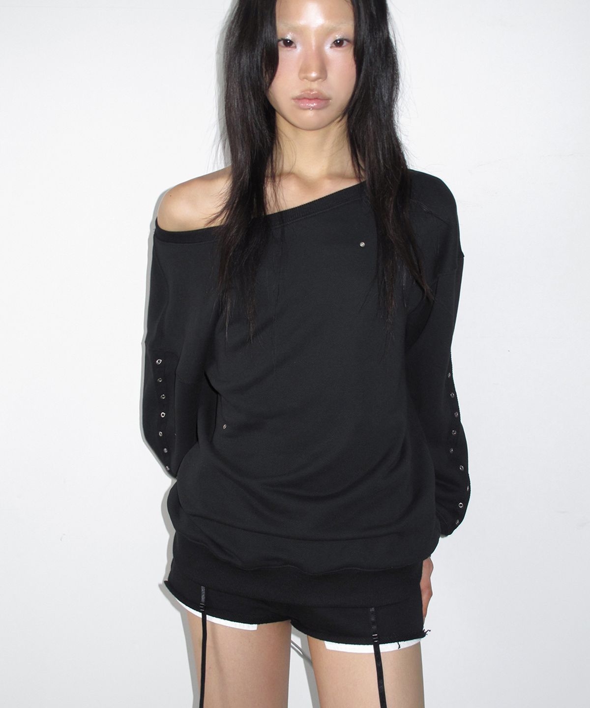 사일프레이(41PRAY) One Shoulder Eyelet Sweatshirts / Black