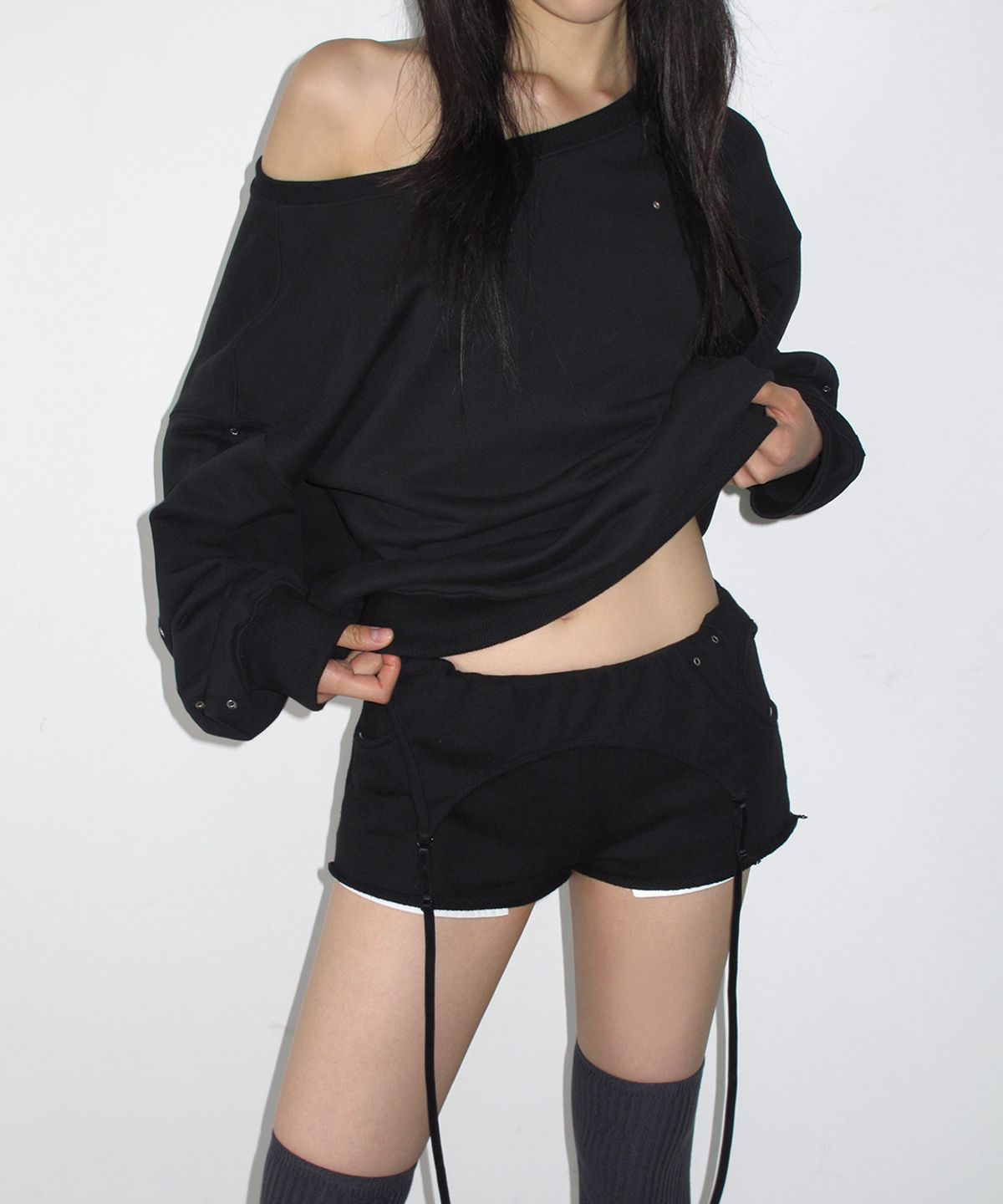 사일프레이(41PRAY) One Shoulder Eyelet Sweatshirts / Black