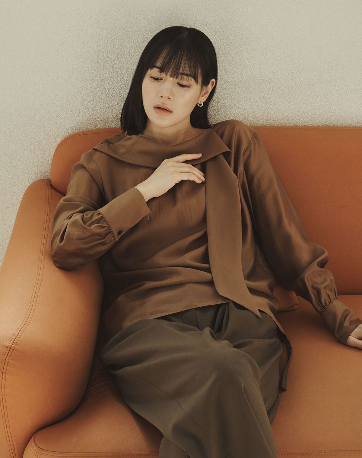 지에마르(GIEMAR) SIDE ONE TIE BLOUSE 2COLOR 사이드 원 타이 블라우스 투 컬러