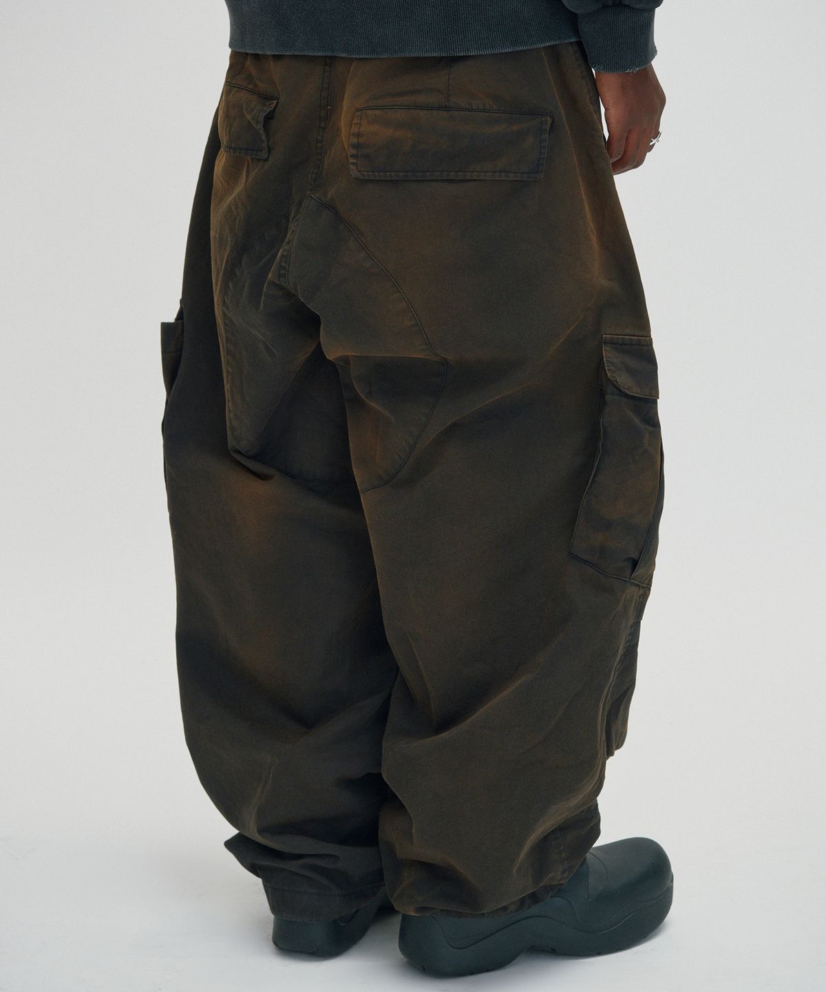 스웨이드(SUADE) WASHED CARGO PANTS [DARK BLACK]
