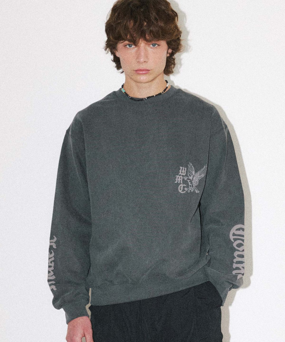 더블유엠씨(WMC) 올드폰트 맨투맨_CHARCOAL GREY