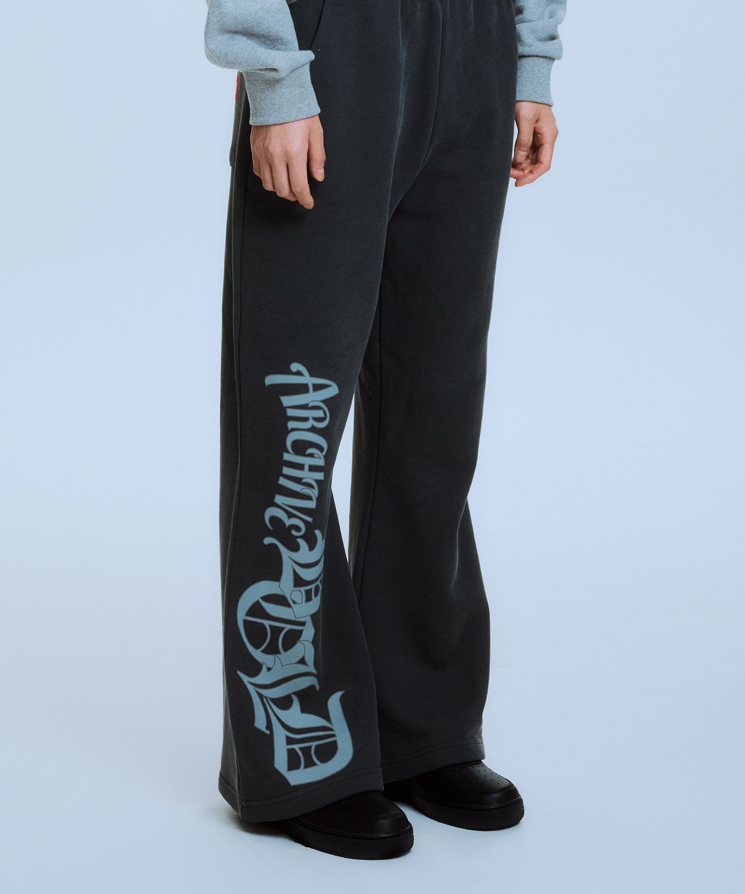 MUSINSA公式 | ARCHIVE BOLD STARDUST FLARE SWEAT PANTS (CHARCOAL)