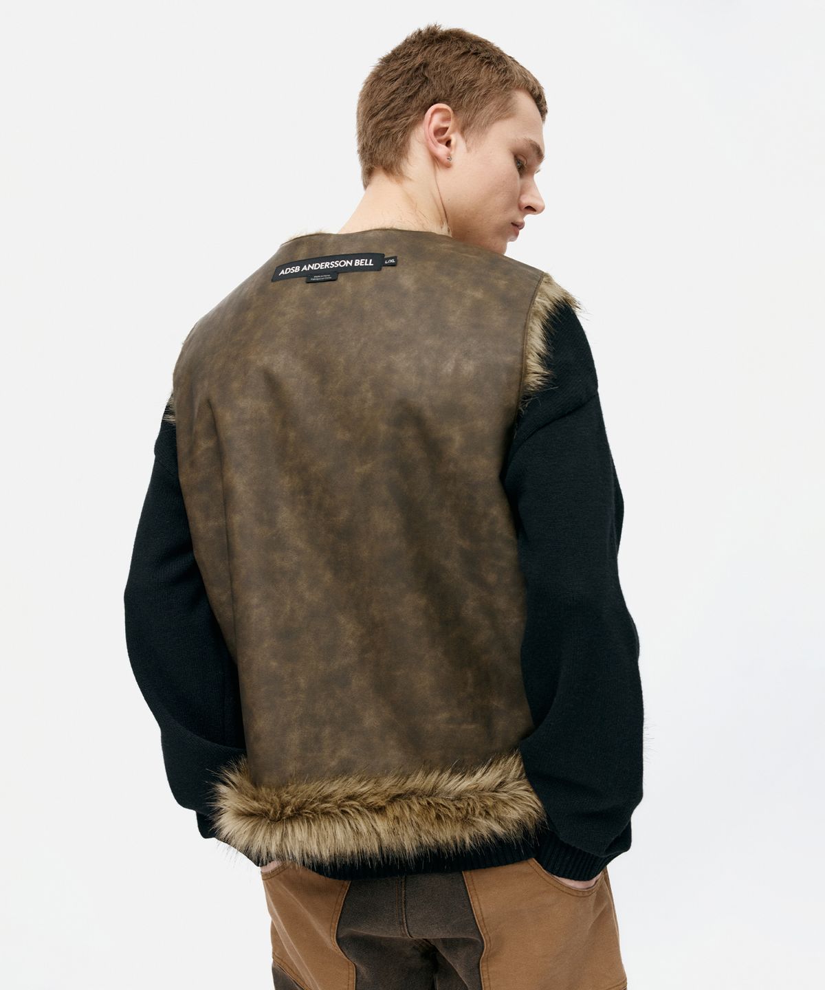 앤더슨벨(ADSB ANDERSSON BELL) UNISEX CURVED PLACKET REVERSIBLE FAUX-FUR VEST awa722u(BROWN)