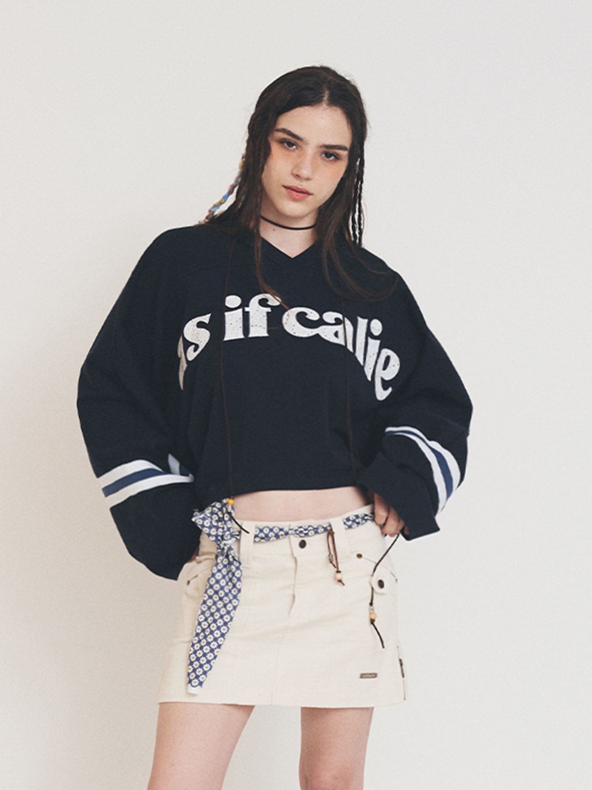 에즈이프 캘리(ASIF CALIE) V-NECK LOGO CROP LONG SLEEVE NAVY