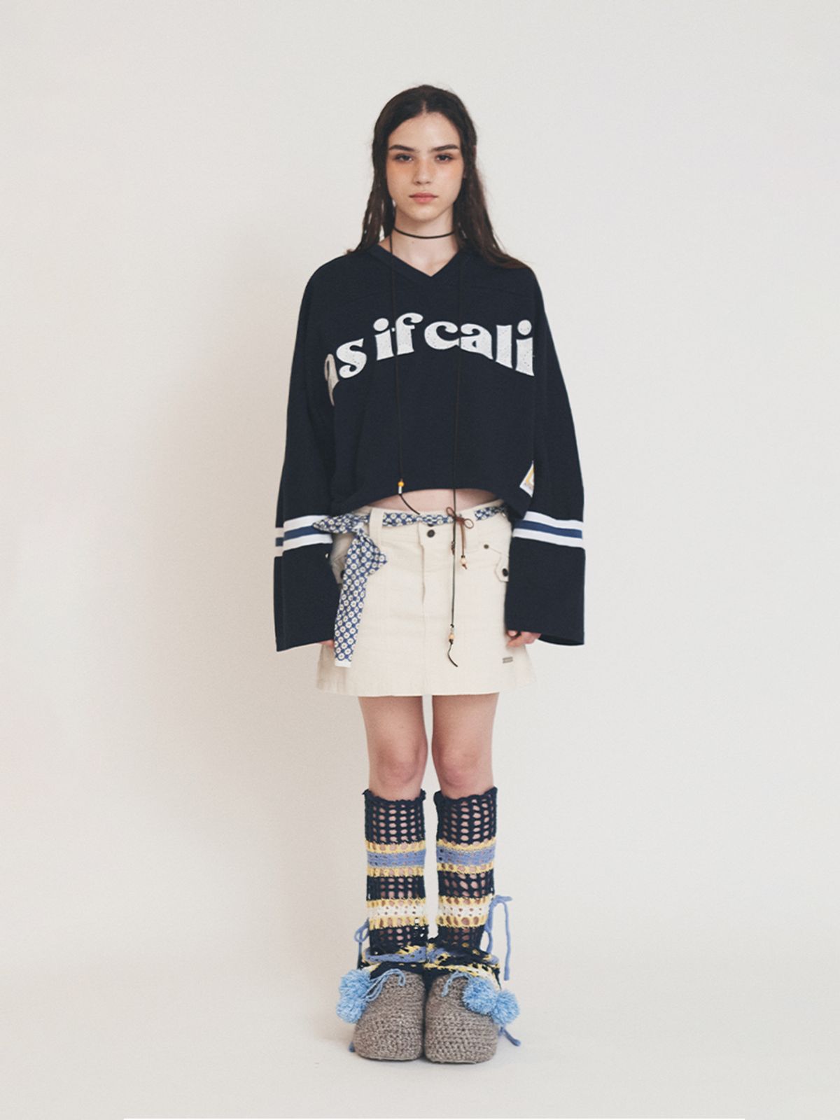 에즈이프 캘리(ASIF CALIE) V-NECK LOGO CROP LONG SLEEVE NAVY