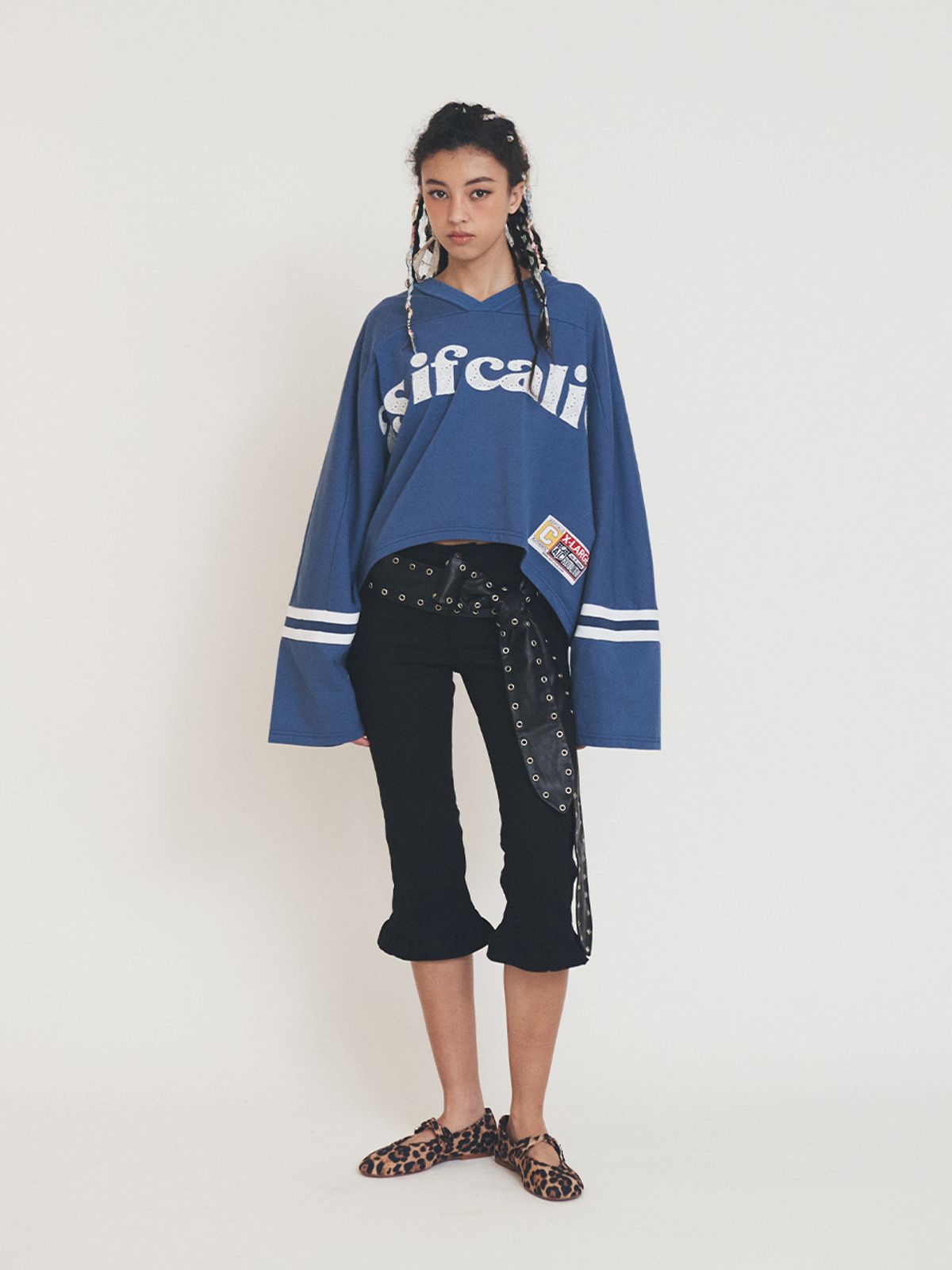 에즈이프 캘리(ASIF CALIE) V-NECK LOGO CROP LONG SLEEVE BLUE