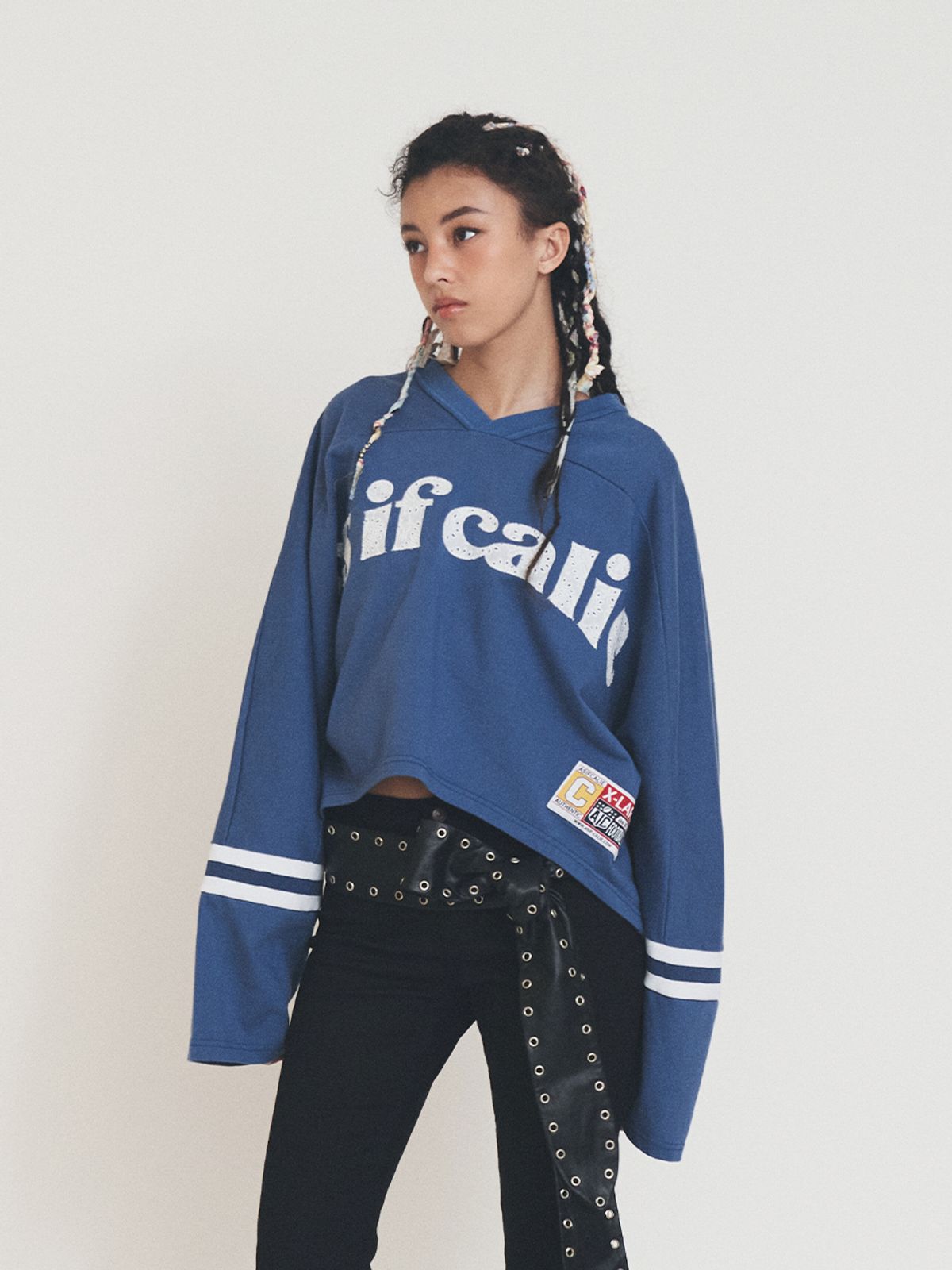 에즈이프 캘리(ASIF CALIE) V-NECK LOGO CROP LONG SLEEVE BLUE