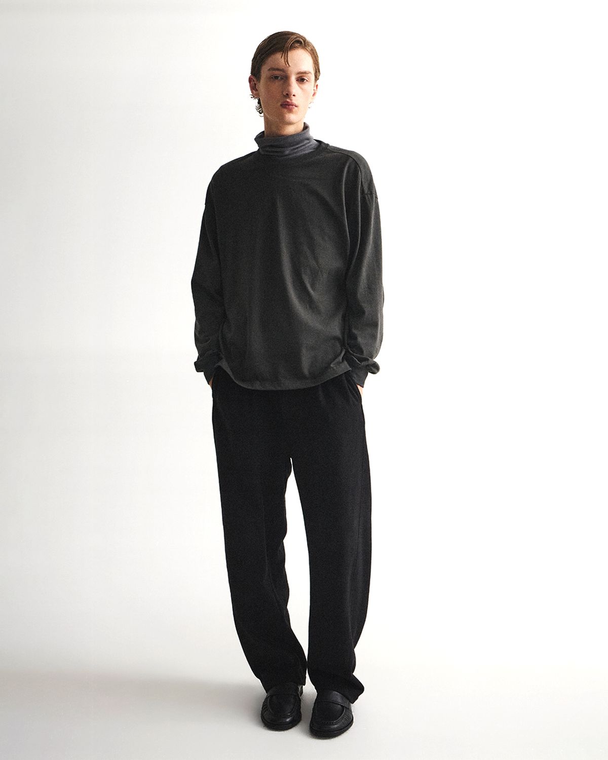 언어펙티드 에센셜(UNAFFECTED ESSENTIAL) EASY COMFORT LONG SLEEVES / CHARCOAL