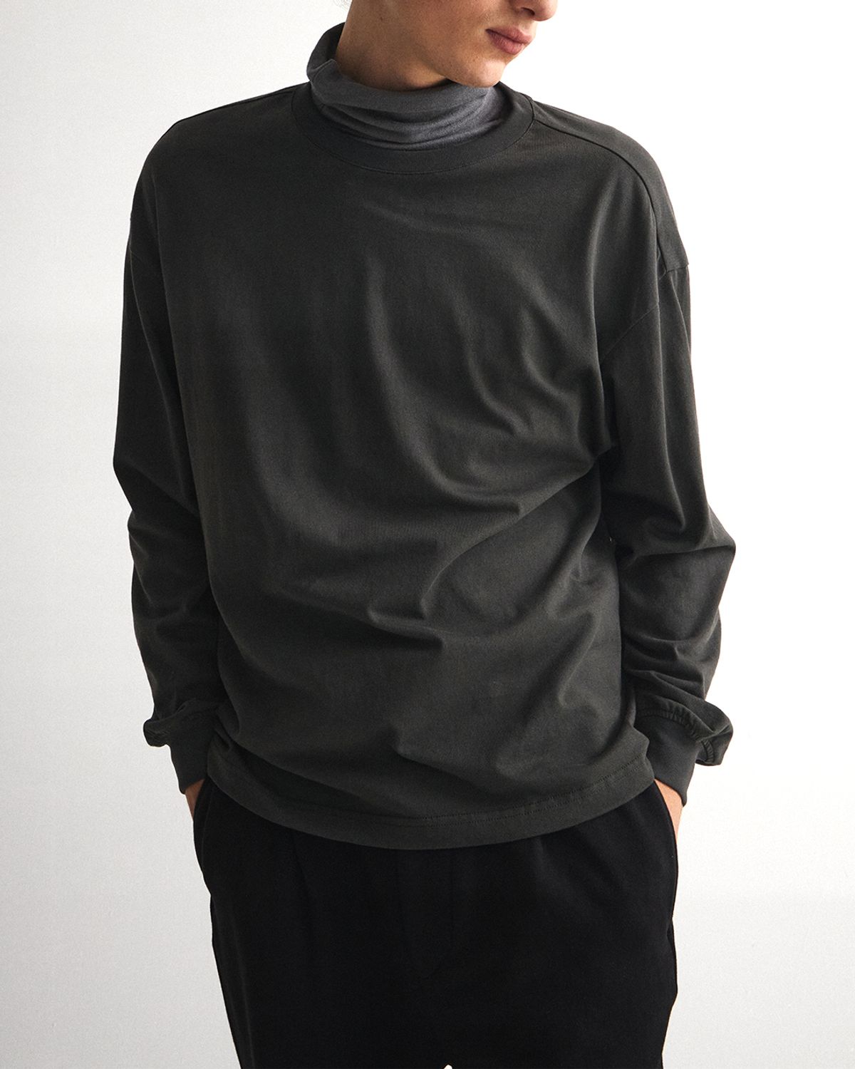 언어펙티드 에센셜(UNAFFECTED ESSENTIAL) EASY COMFORT LONG SLEEVES / CHARCOAL