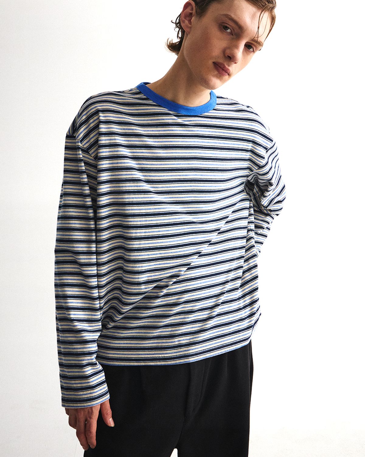 언어펙티드 에센셜(UNAFFECTED ESSENTIAL) CROPPED BORDER LONG SLEEVES / BLUE&BLACK