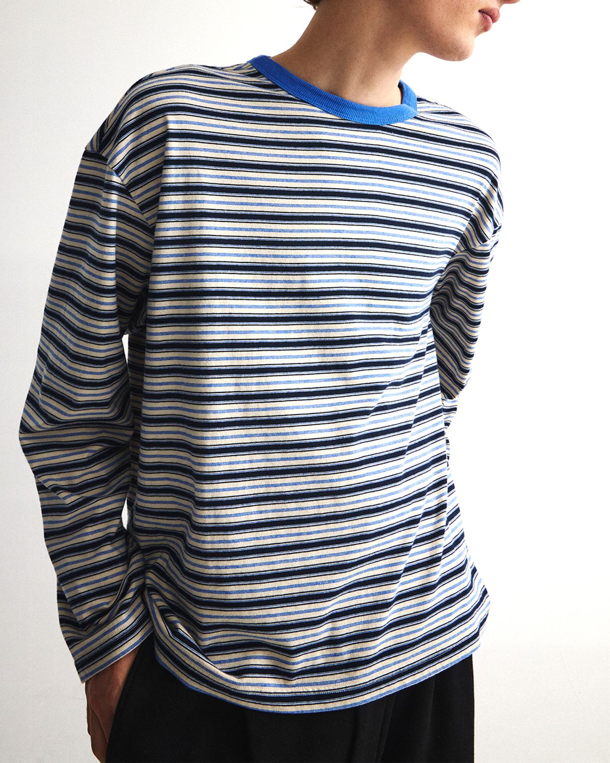 언어펙티드 에센셜(UNAFFECTED ESSENTIAL) CROPPED BORDER LONG SLEEVES / BLUE&BLACK