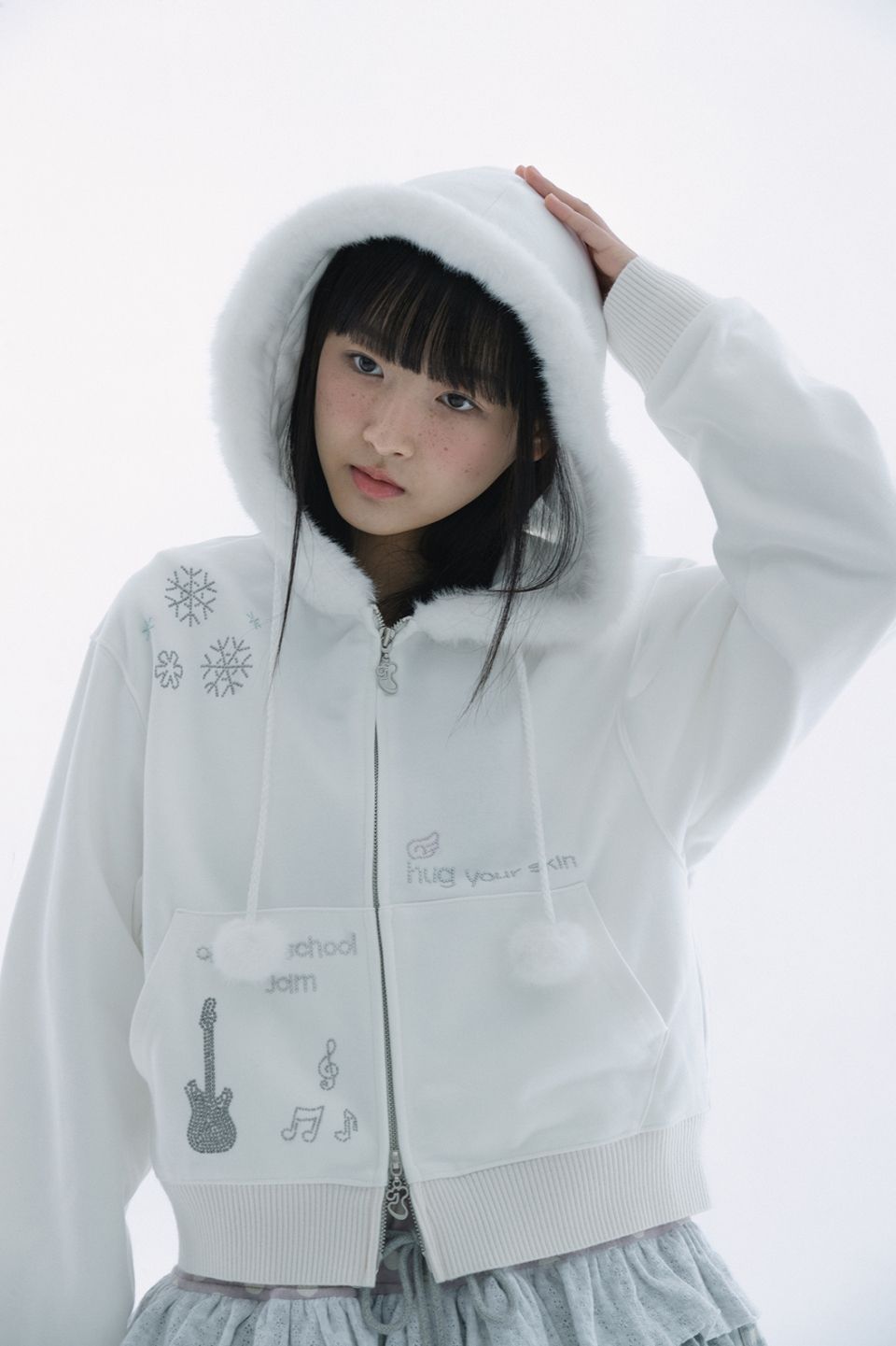 MUSINSA | HUG YOUR SKIN Hotfix fur hoodie zip-up (White)