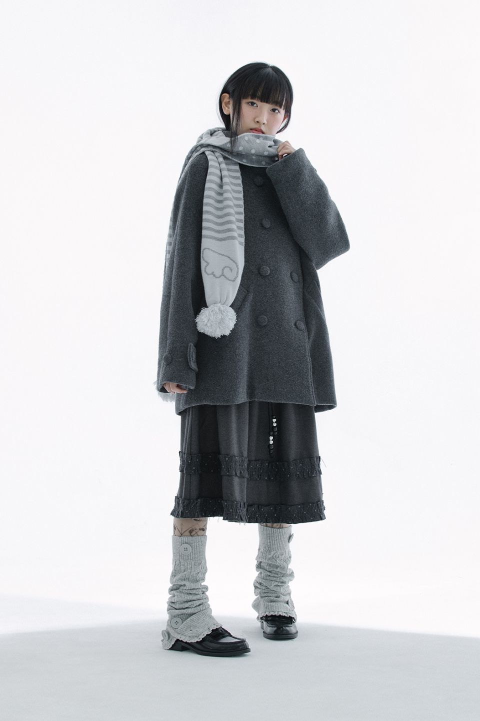 MUSINSA公式 | HUG YOUR SKIN フード付きハーフコート（チャコール）