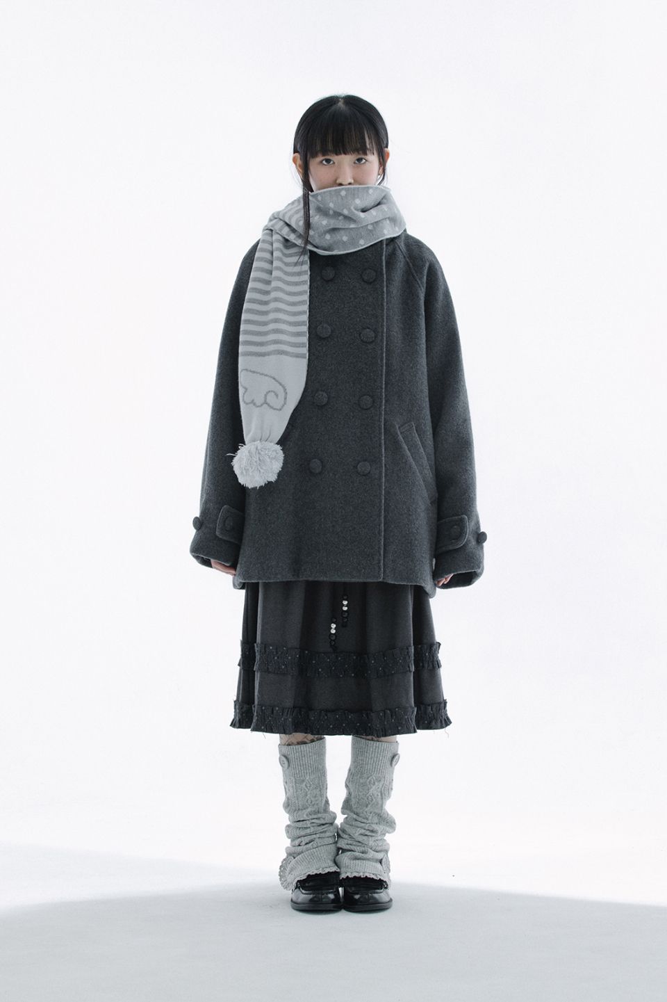 MUSINSA公式 | HUG YOUR SKIN フード付きハーフコート（チャコール）