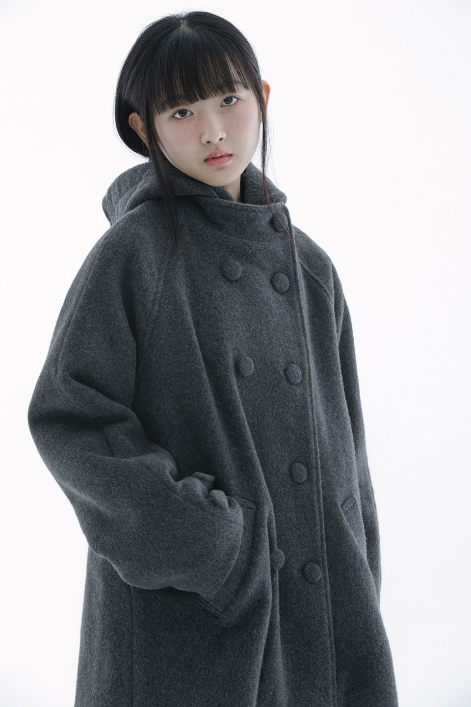 MUSINSA公式 | HUG YOUR SKIN フード付きハーフコート（チャコール）