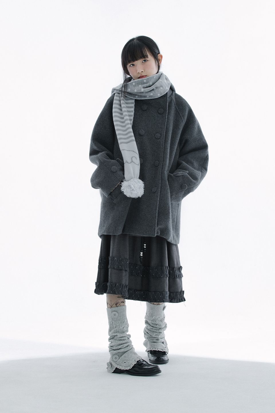 MUSINSA公式 | HUG YOUR SKIN フード付きハーフコート（チャコール）