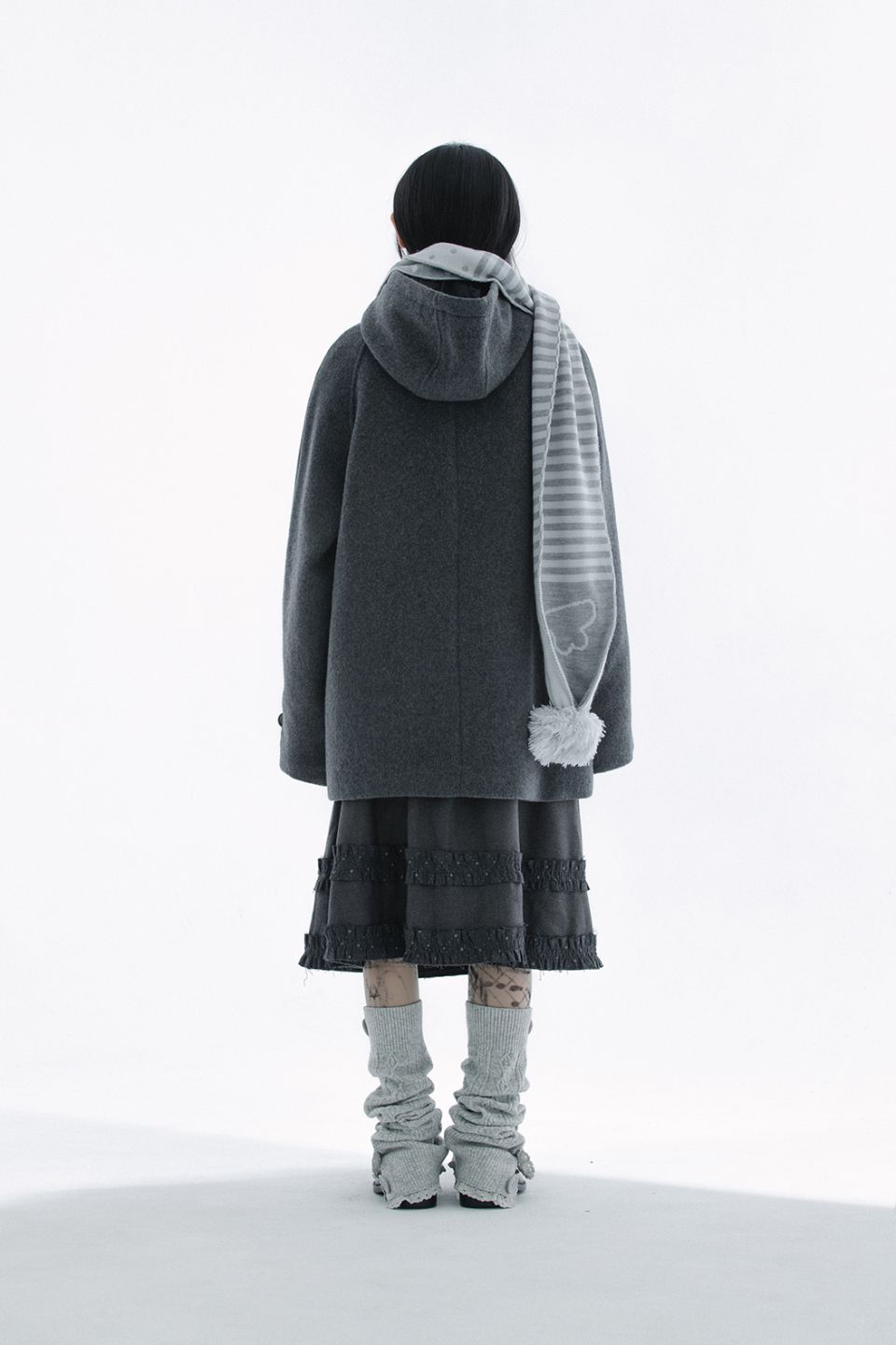 MUSINSA公式 | HUG YOUR SKIN フード付きハーフコート（チャコール）