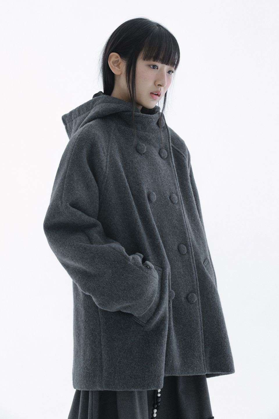 MUSINSA公式 | HUG YOUR SKIN フード付きハーフコート（チャコール）