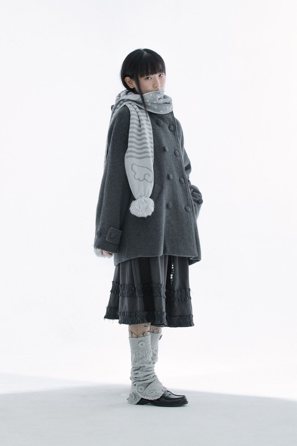 MUSINSA公式 | HUG YOUR SKIN フード付きハーフコート（チャコール）